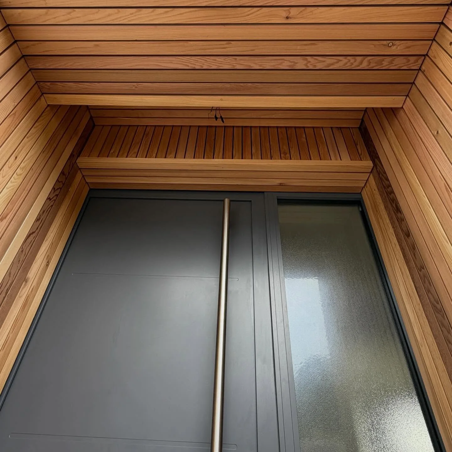 Some Cedar love for this pebbledash porchway. Now the arrival home feels a bit more classy&hellip; 😍

#timberdetails 
#westernredcedar 
#porchdecor