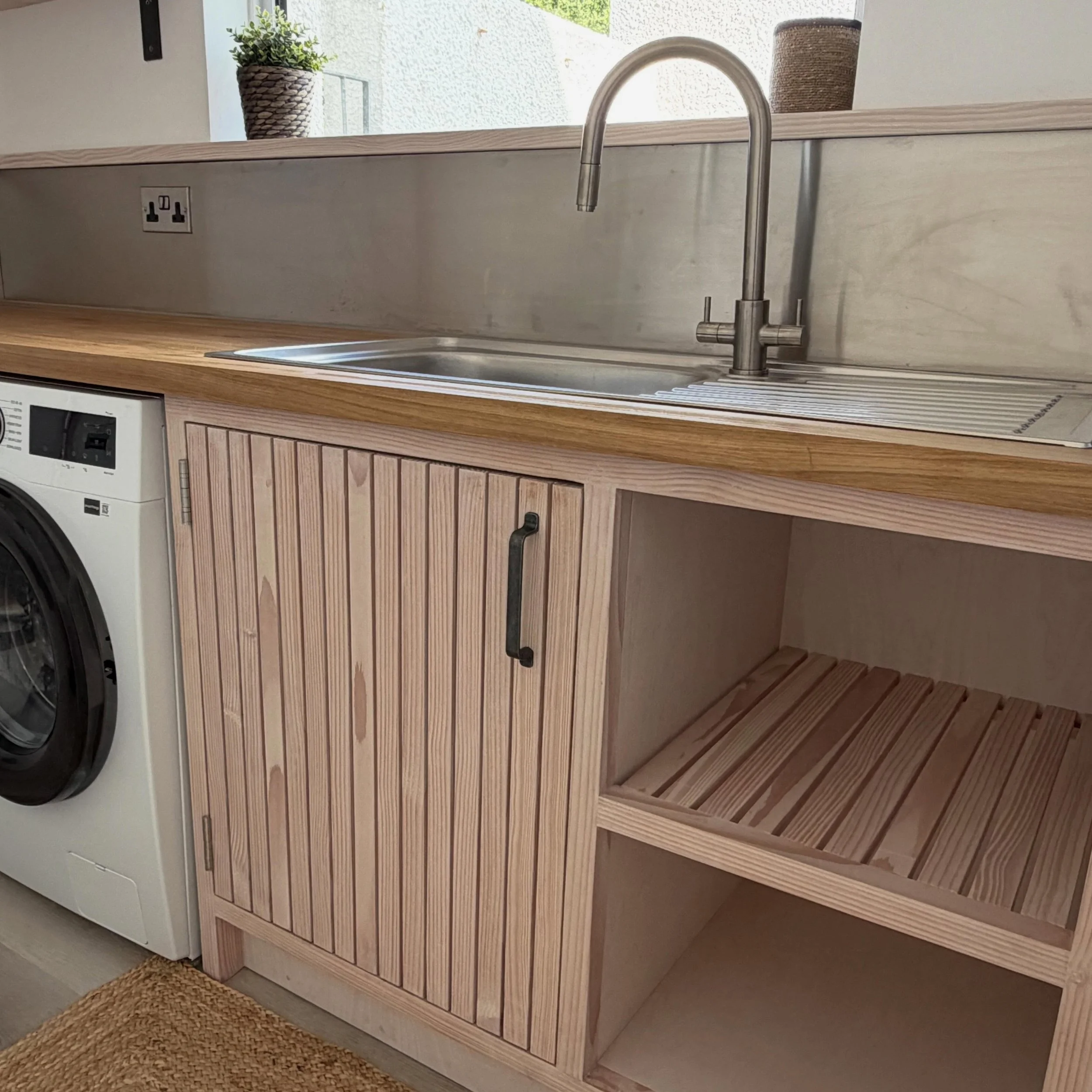A little utility fit-out just completed. Douglas Fir &amp; Birch ply joinery, full-stave Oak worktop and stainless steel splashback. Clean, crisp and super functional. Love it 😍

#bespokecarpentry 
#utilitymakeover 
#utilityroomdecor 
#contemporaryi