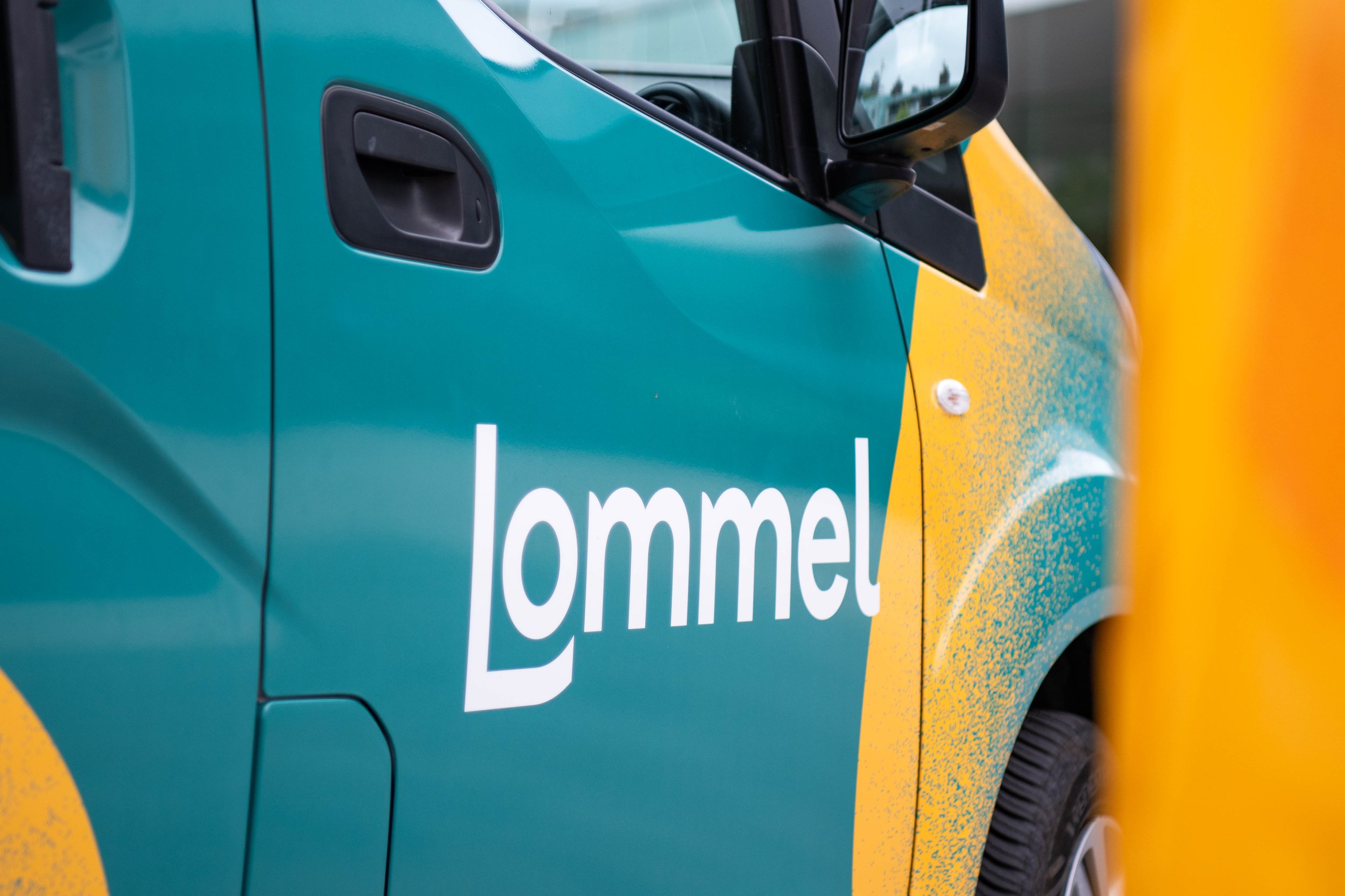 Logo Lommel car wrap.jpg