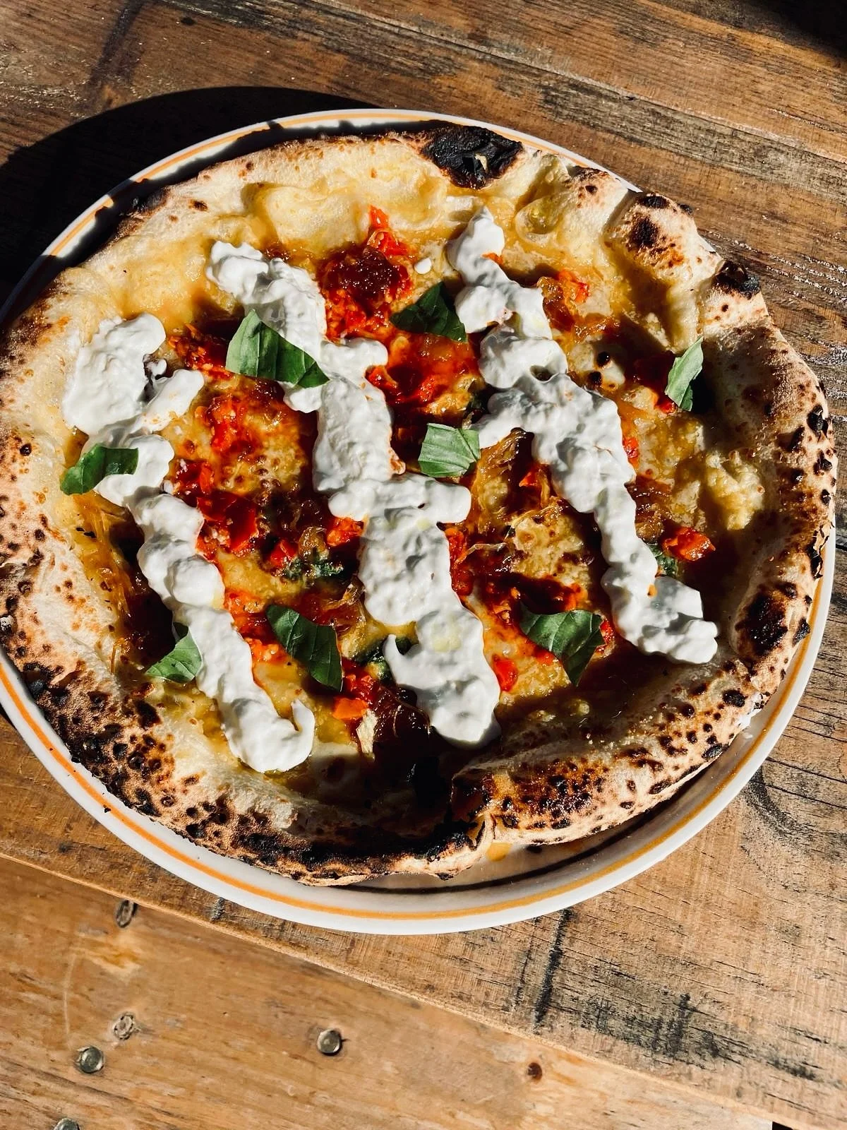 La pizza du moment alias vous reprendrez bien un dernier rayon de soleil? ☀️☀️

💛Base tomates jaunes
🌶️ Bomba Calabrese mix de l&eacute;gumes piquants (tr&egrave;s piquants)
🧅Compot&eacute;e d&rsquo;oignons maison 
🤍 Stracciatella

📍Dispo &agrav