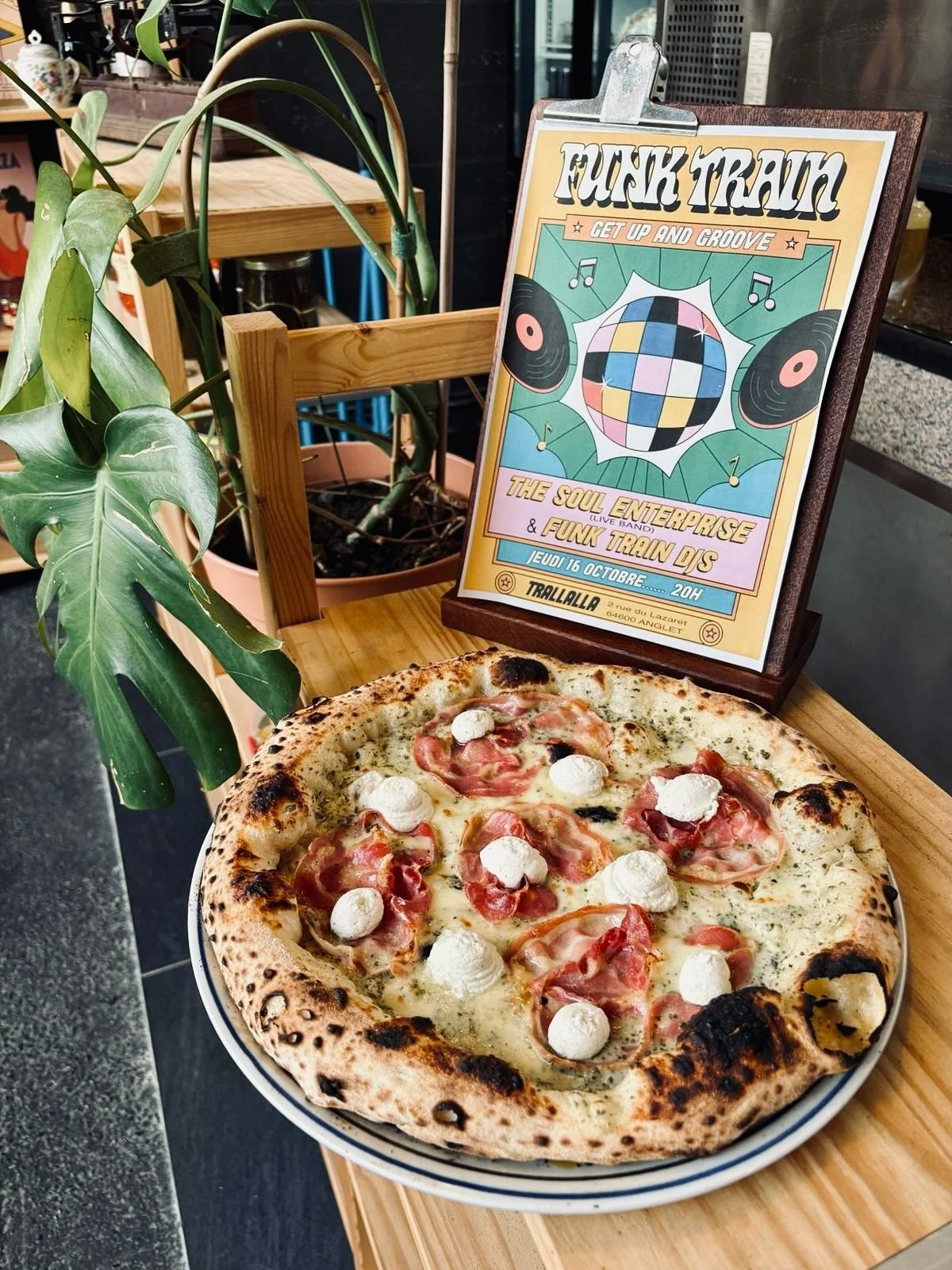 Une base onctueuse, une touche fum&eacute;e, et la douceur de la ricotta&hellip; La pizza du moment met tout le monde d&rsquo;accord 🫶

🤍Base cr&egrave;me de sauge et Fior di Latte
🥓 Pancetta 
🧀 Ricotta 
🫒Huile d&rsquo;Olives EVO

Nous sommes ou