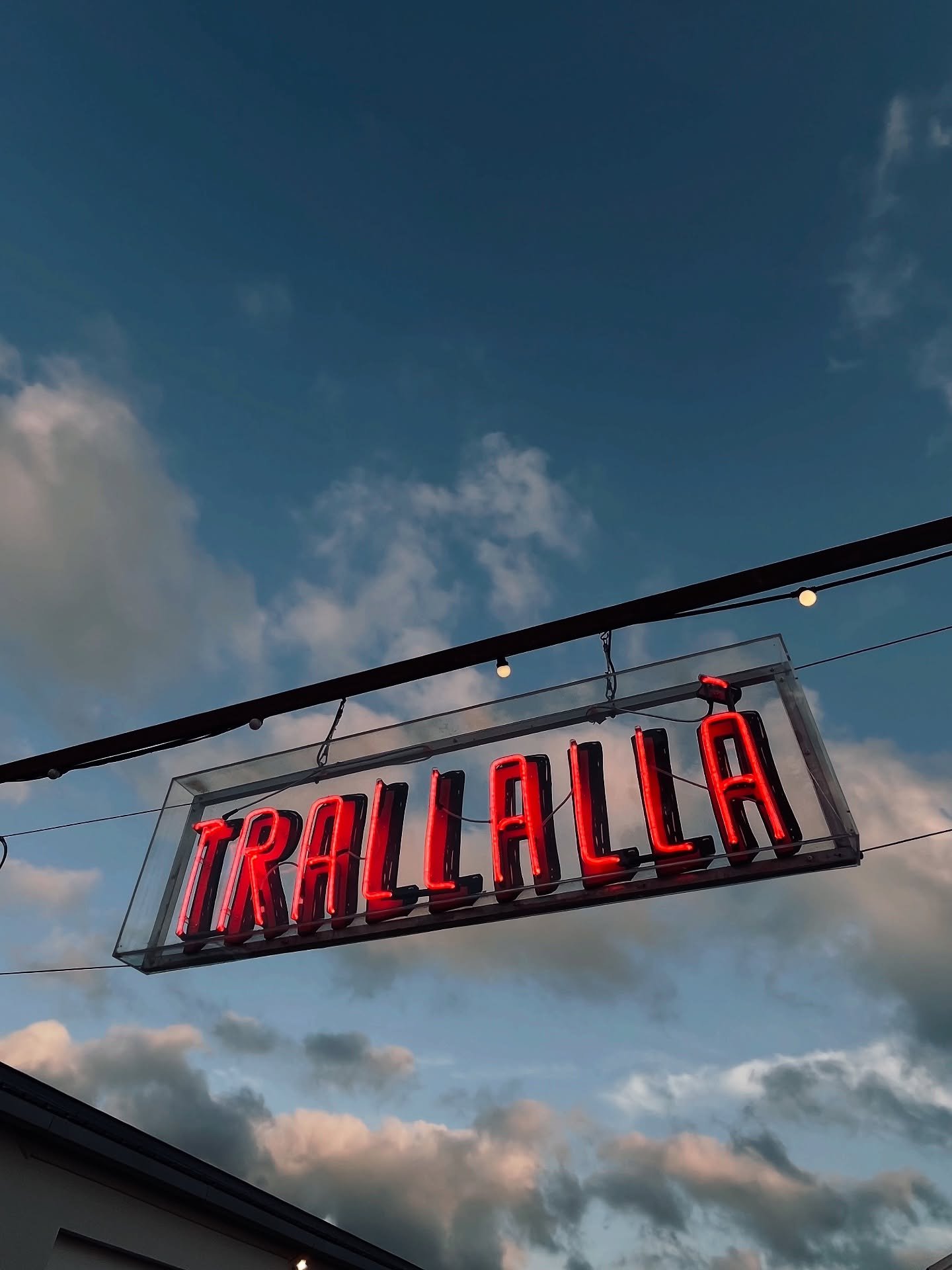 Vous aussi, vous d&eacute;primez parce qu&rsquo;il fait nuit &agrave; 18h30 ?
La bonne nouvelle : c&rsquo;est pile l&rsquo;heure o&ugrave; on ouvre sur Anglet😏🍕 (Et d&egrave;s 18H sur Biarritz pour un dernier sunset 🌅😉)

#trallalla #pizza #napoli