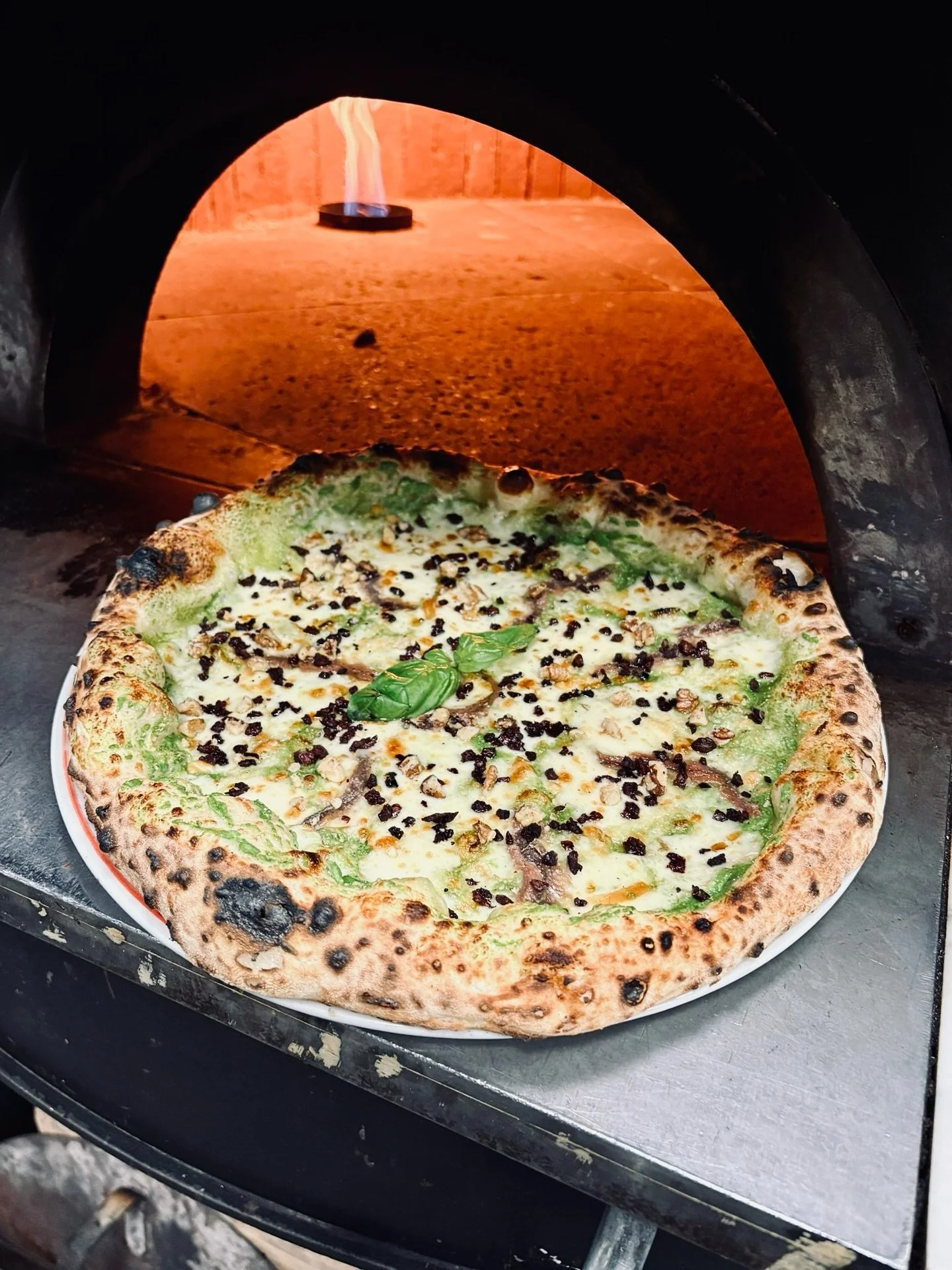Un peu croquant, un peu fum&eacute;, un peu iod&eacute;&hellip; et beaucoup de plaisir 🫶 

Voici la pizza du moment :
🥦Base cr&egrave;me brocoli 
🐟Anchois
🤍Mozzarella fum&eacute;e
🫒 Olives d&eacute;sydrat&eacute;es
🌰 Noix

Dispo en ce moment ch