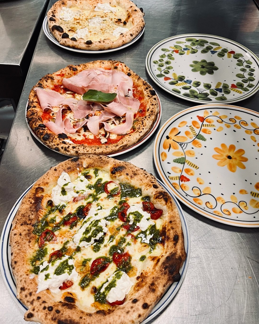 🍕Nos incontournables pour vous souhaiter une merveilleuse ann&eacute;e 2026 pleine de joie et de saveurs (dans tous les sens du terme!) 

A notre communaut&eacute; fid&egrave;le depuis nos d&eacute;buts, merci d&rsquo;&ecirc;tre l&agrave; 🫶

Et si 