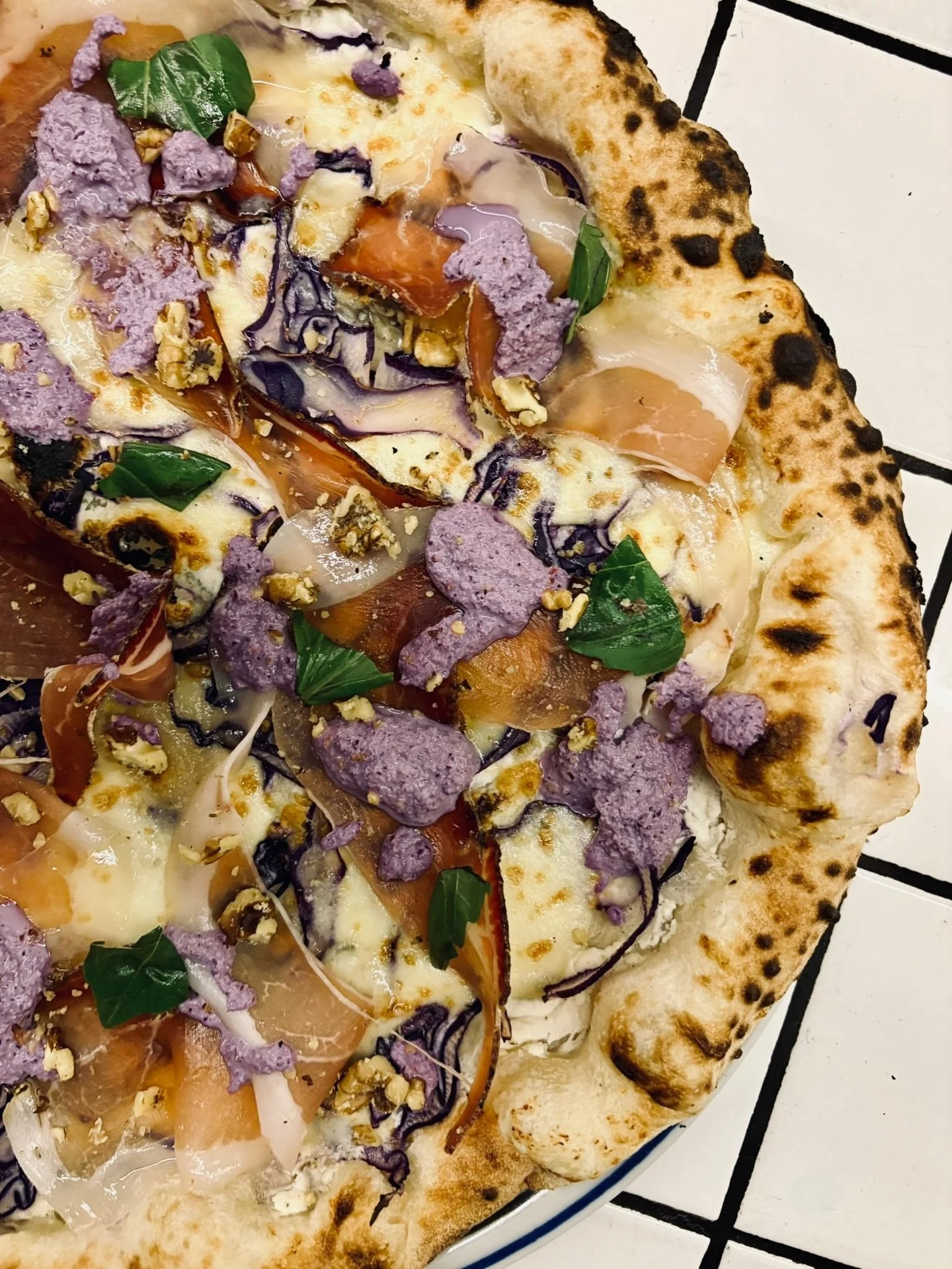 Encore quelques jours pour d&eacute;guster la Reine d&rsquo;Hiver, notre pizza du moment.. 👑🔥❄️
La douceur de la ricotta,
le caract&egrave;re du gorgonzola et du choux rouge,
le fum&eacute; du speck,
le croquant des noix.

Une pizza de saison, pens
