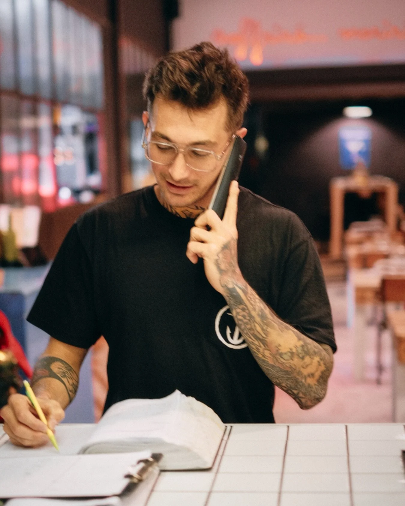 📞🍕Chez Trallall&agrave;, les r&eacute;servations se font par t&eacute;l&eacute;phone... On aurait pu choisir une appli mais on a choisi la voix. 

Pourquoi ?
Parce qu&rsquo;une r&eacute;sa, c&rsquo;est l&rsquo;occasion pour l&rsquo;&eacute;quipe d&