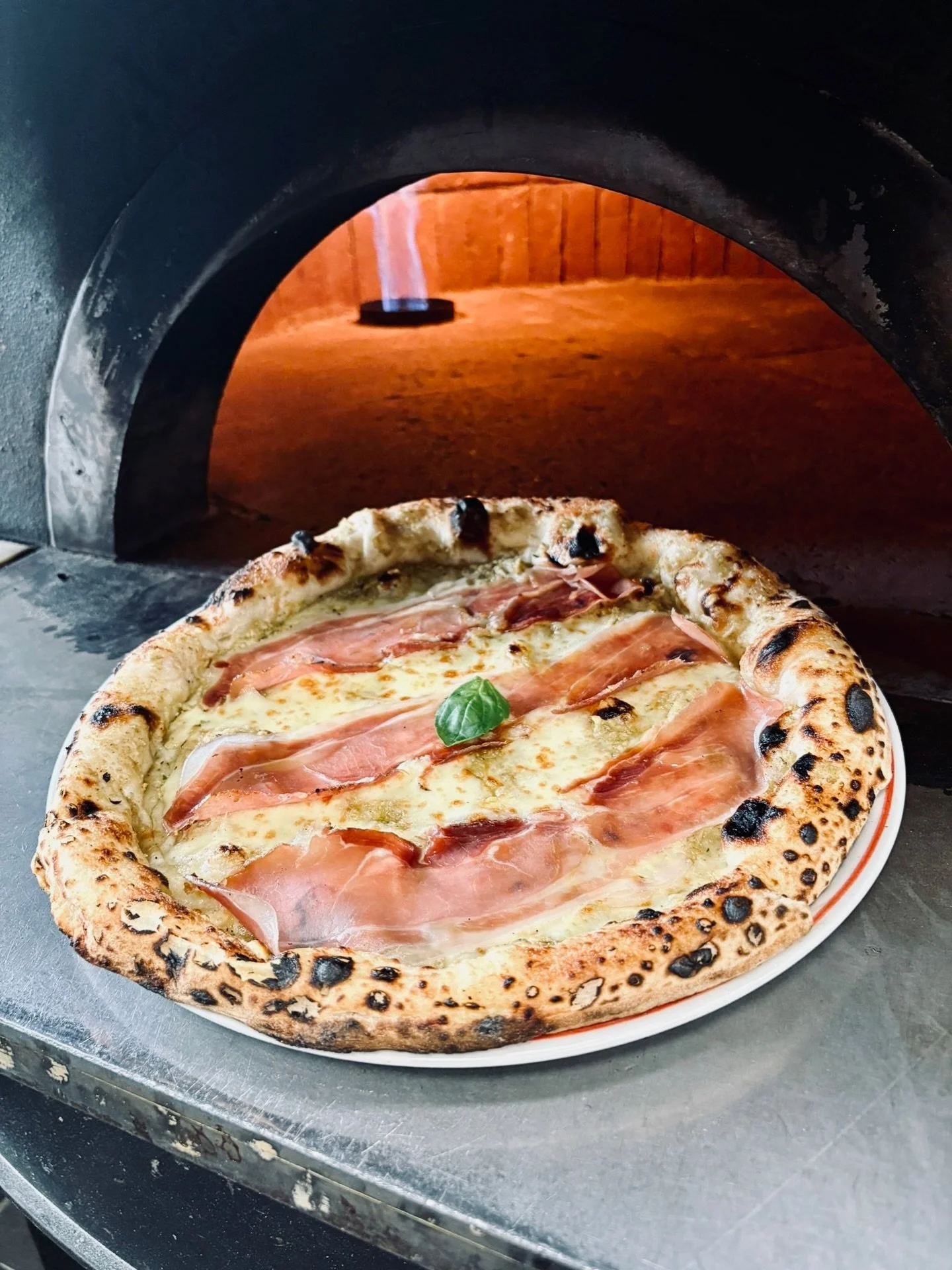 🌿On attend tous le printemps avec impatience&hellip;Alors voici un avant-go&ucirc;t avec notre pizza du moment 🍕

💚 Cr&egrave;me d&rsquo;artichauts grill&eacute;s
🤍 Mozzarella Fior di Latte
🥓 Speck

✌️Dispo en ce moment chez Trallall&agrave; Ang