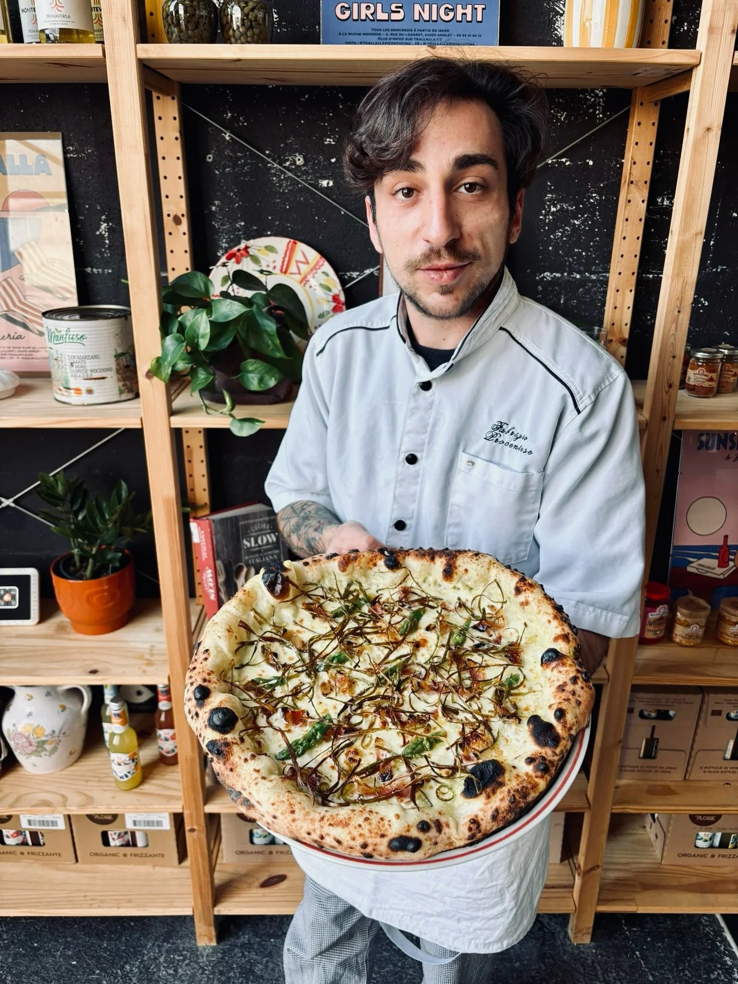 ☀️Le soleil est ENFIN de retour, et il d&eacute;barque aussi sur notre pizza du moment ☀️

💚 Cr&egrave;me d&rsquo;asperges
🤍 Fior di Latte
🐖 Guanciale
&Agrave; la sortie du four :
🍋 Pointes d&rsquo;asperges marin&eacute;es au citron
🌿 Fils d&rsq