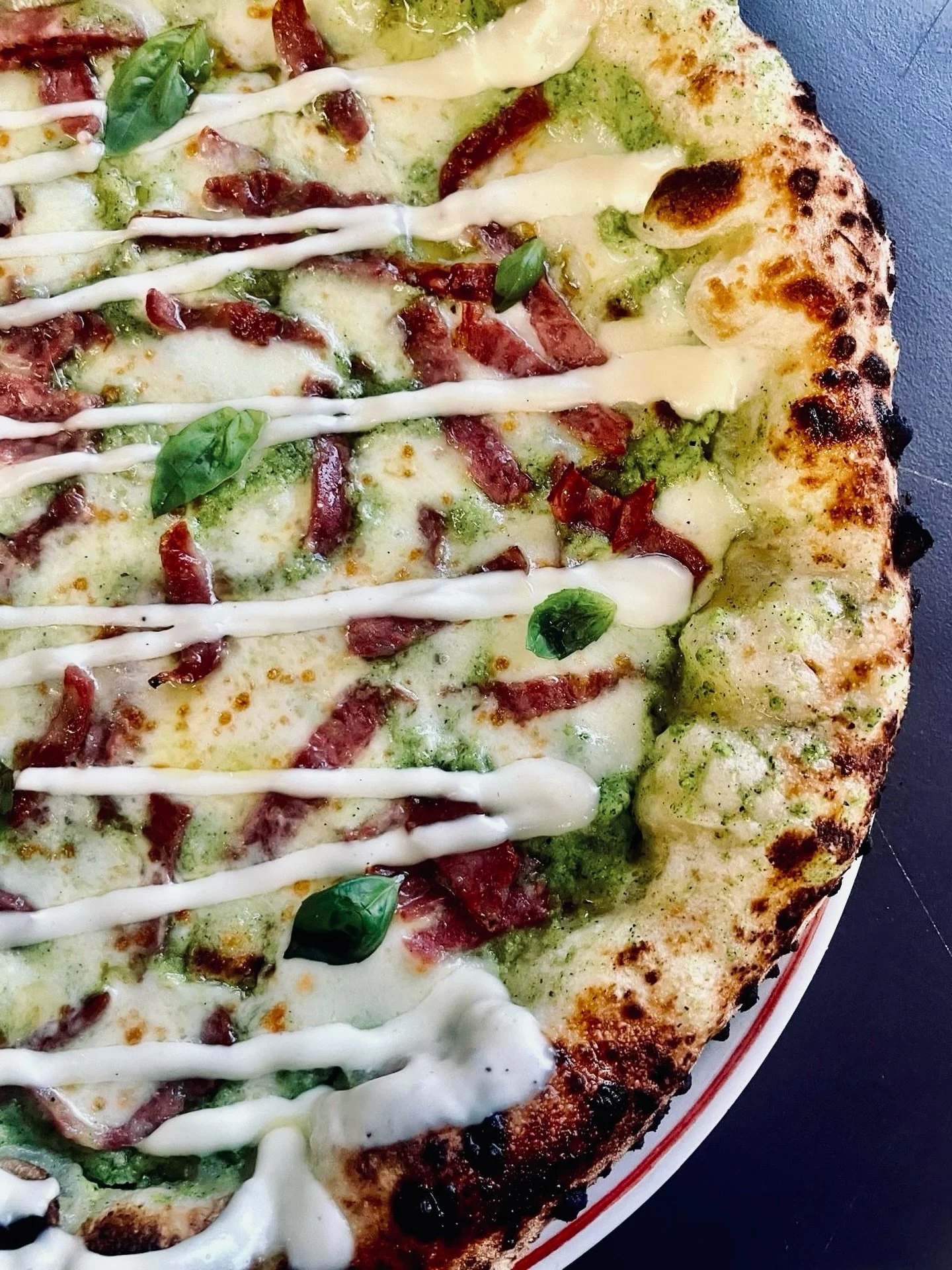 🍕 La pizza du moment, verte, cr&eacute;meuse et pleine de caract&egrave;re :

💚Base cr&egrave;me de courgettes 
🤍 Mozzarella Fior di Latte
🐖 Salami Napolitain
🧀 Cr&egrave;me de Parmesan
🌿 Basilic
🫒 Huile d&rsquo;Olive EVO

✌️Dispo en ce moment