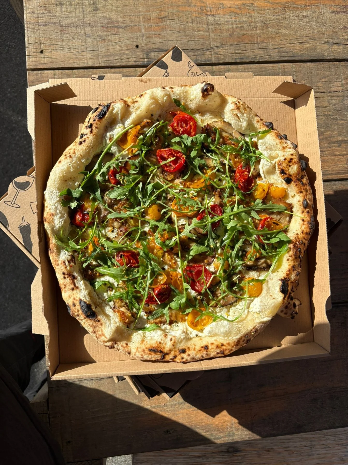 Une petite pizza &agrave; emporter sur la plage? 🏖️ 🍕 

Profitez de la pizza du moment sur Anglet
🧀 Ricotta miel romarin
🥓Porchetta maison
🍅 Tomates jaunes et rouges Datterino de Campania
En sortie de four
🌿Roquette
🍋Zeste de citron

✌️Dispo d