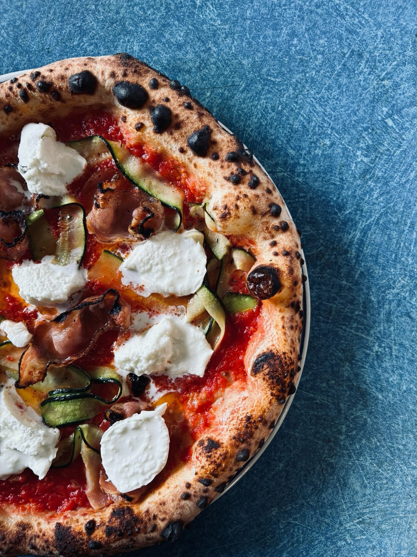Vous l&rsquo;attendiez, elle est de retour, notre pizza du moment avec courgettes et guanciale 🤤

🍅 Tomates pel&eacute;es San Marzano DOP
🤍 Mozzarella di Bufala Campana AOP
🥒 Courgettes marin&eacute;es
🐷 Guanciale

✌️Dispo d&egrave;s ce soir che
