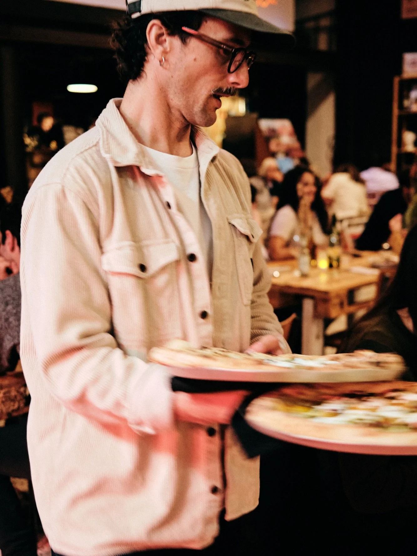 Toujours en mouvement chez Trallall&agrave;&hellip;
impossible de nous capturer net 😏 

✌️L&rsquo;equipe vous attend ce soir chez Trallall&agrave;
Anglet, Hangar della dolce vita
📲 Infos menu : trallalla.co
📞 R&eacute;servations conseill&eacute;es