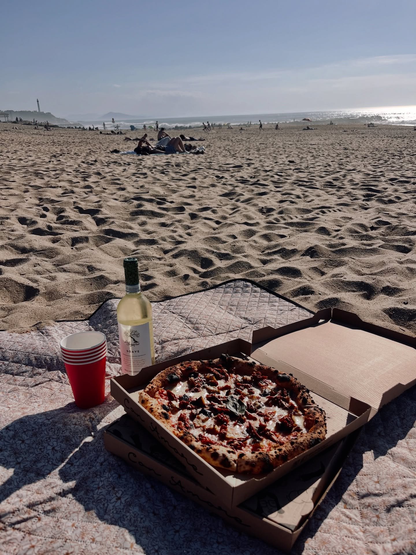 On a tellement attendu le retour du soleil ces derni&egrave;res semaines&hellip;
si vous &ecirc;tes comme nous, c&rsquo;est officiellement le moment de profiter de ces longues soir&eacute;es en mode Sunset Pizza ☀️🍕🍷

Quelle est votre spot pr&eacut