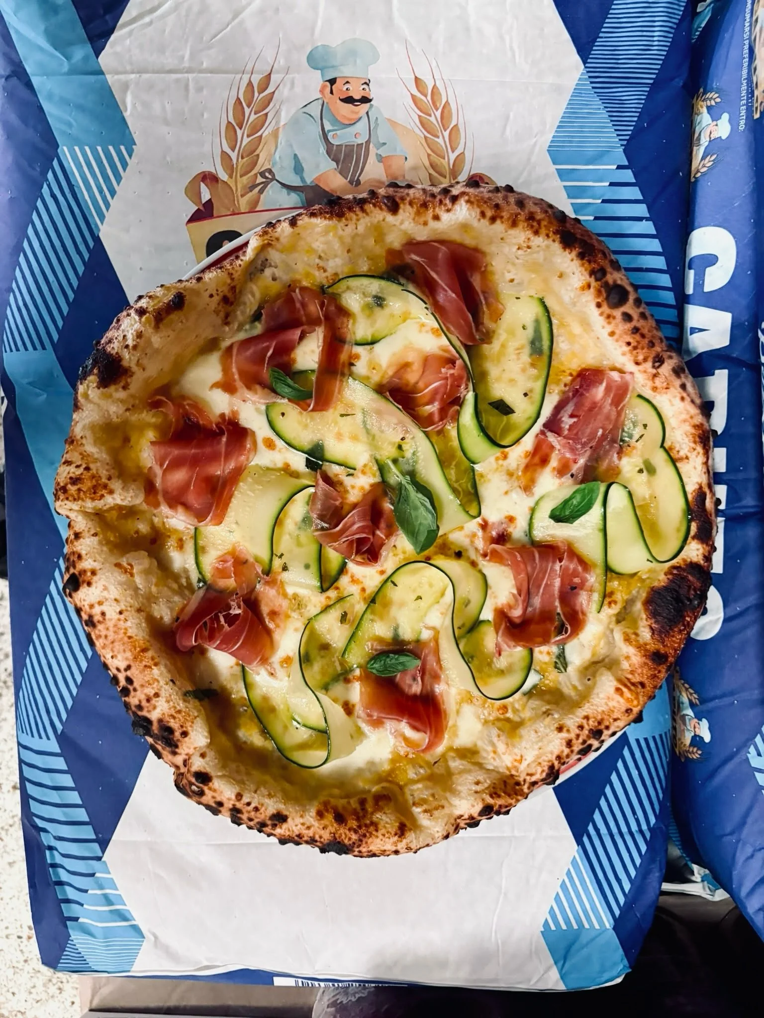La nouvelle pizza du moment sur Anglet 😍

🍅Base sauce tomates jaunes
Carpaccio de courgettes 
🤍Mozzarella Fior Di Latte
🐽Jambon Cru Truff&eacute; 
🫒Huile d&rsquo;olives EVO 

🤤il n&rsquo;y en aura pas pour tout le monde!!

✌️Dispo d&egrave;s ce