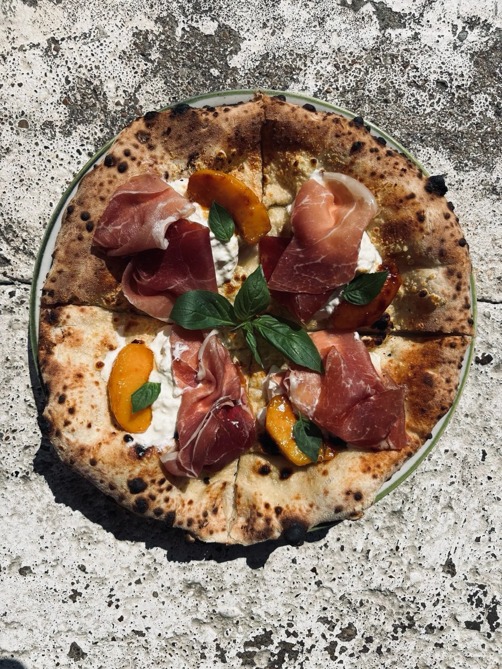 Vous l&rsquo;aviez ador&eacute; l&rsquo;&eacute;t&eacute; dernier, elle est de retour 😍

Voici la pizza du moment sur Trallall&agrave; Anglet!
Base Pizza di Gennaro au four
🧀Parmigiano Reggiano
🤍Stracciatella 
🐷Jambon de Parme AOP 16 mois 
🍑P&ec