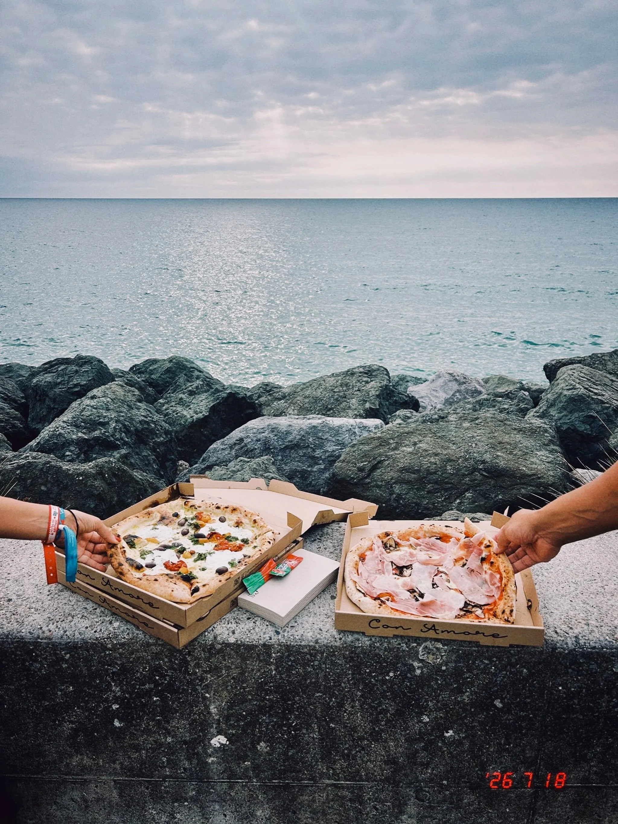🌅Sunset pizza is in full swing!
Et vous, vous en profitez autant que nous? 🍕❤️

#sunsetpizza #trallalla #pizzanapoletana