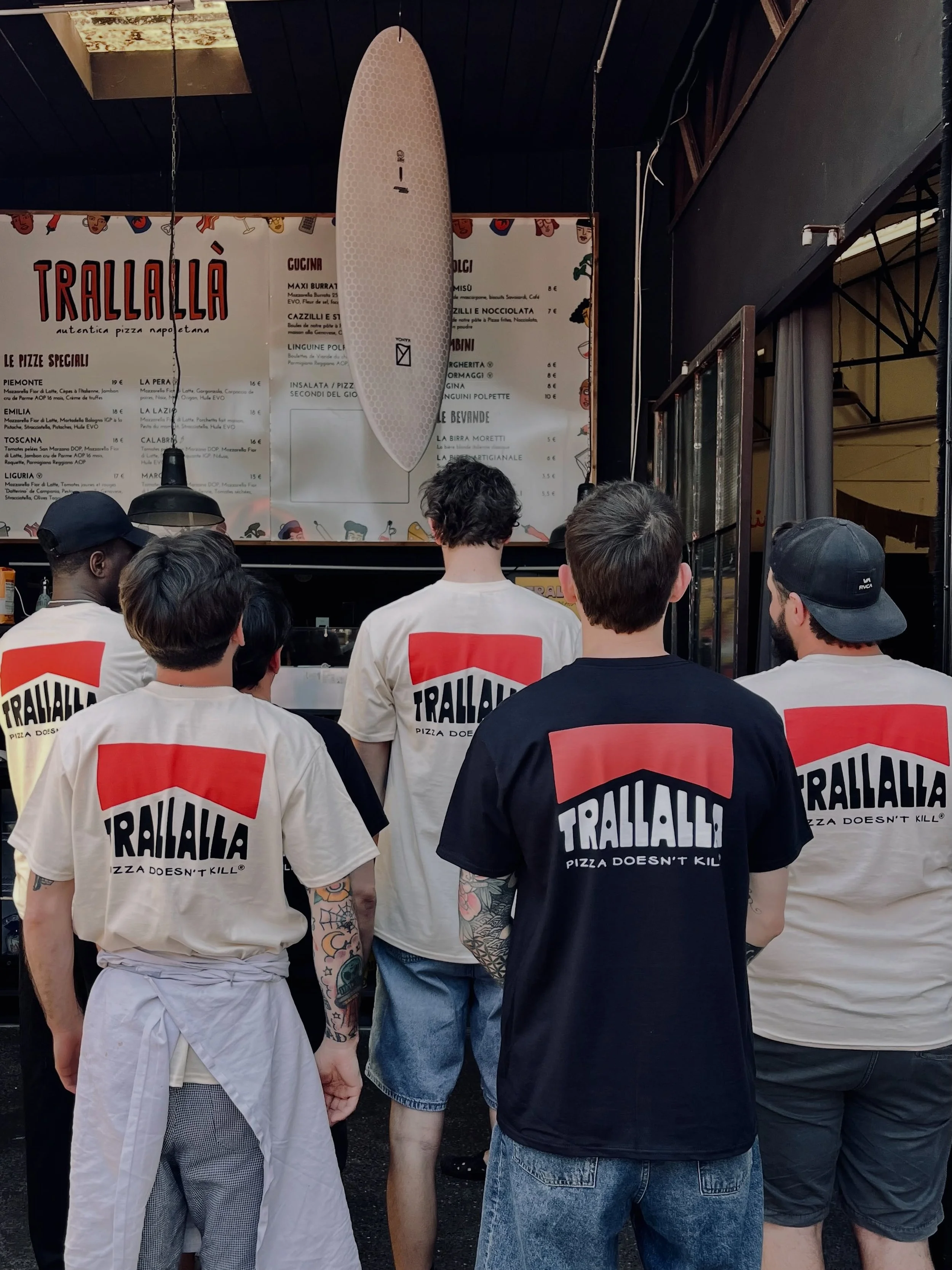 Vous avez remarqu&eacute; nos nouveaux t-shirts sur Anglet? 😍

Imagin&eacute;s avec @peralta64 , ils reprennent notre nouveau logo et racontent ce que nous voulons construire ici, &agrave; Anglet.

Un hangar o&ugrave; l&rsquo;on vient partager une p