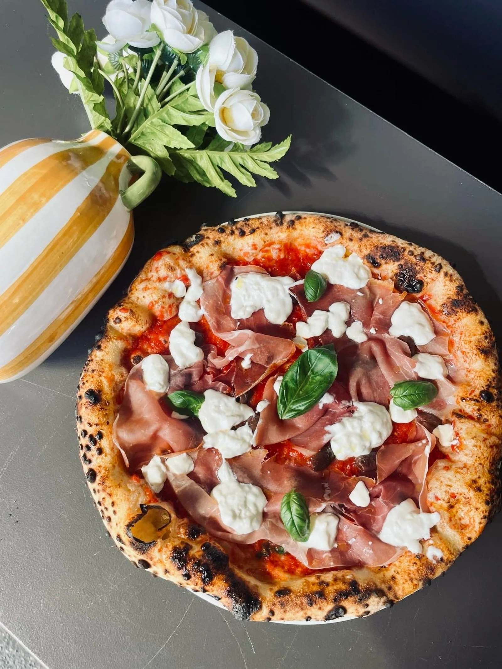 🍕 La pizza du moment qui sent bon l&rsquo;Italie :

❤️ Base tomates pel&eacute;es San Marzano DOP &amp; olives Taggiashe
🤍 Stracciatella
🐖 Jambon cru de Parme AOP 16 mois
🌿Basilic
🫒Huile d&rsquo;olives EVO

&Agrave; la fois fra&icirc;che, g&eacu