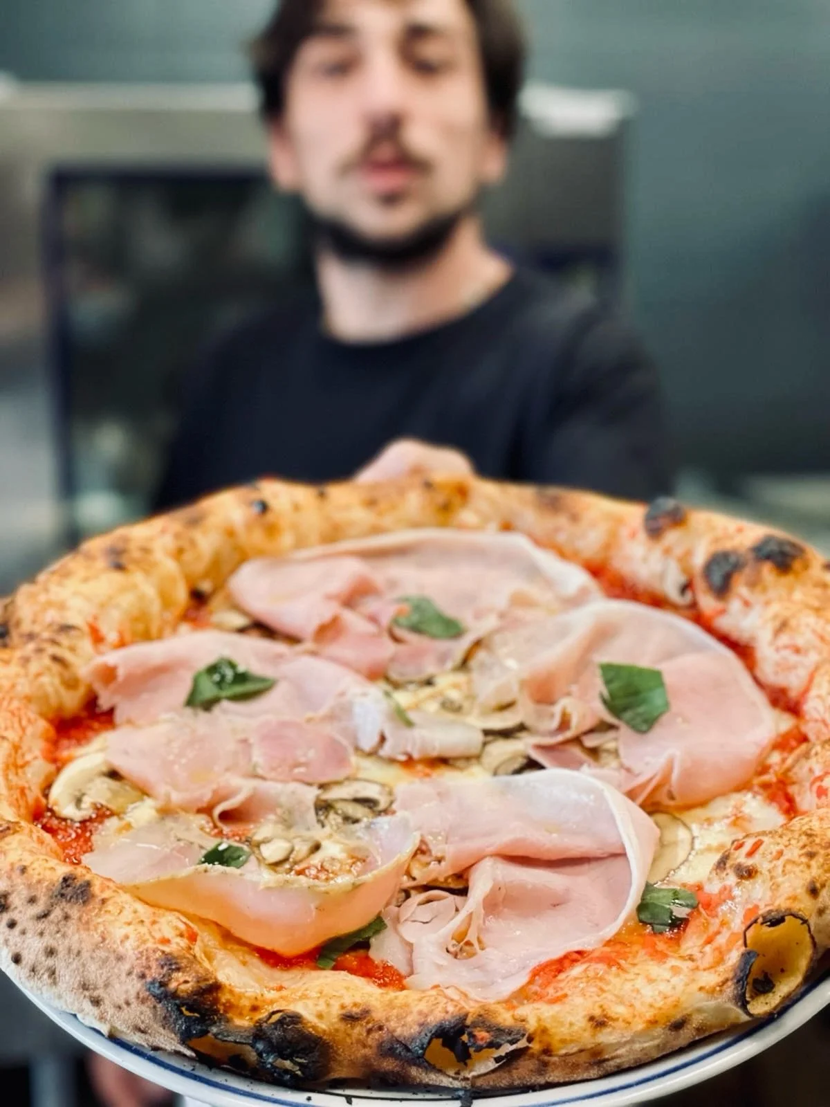 Le week-end est servi 🍕☀️

Une Regina sortie du four, et la dolce vita qui va avec.

On vous attend chez Trallall&agrave; Anglet ou Biarritz! ❤️

#pizzanapoletana #paysbasque #anglet #biarritz