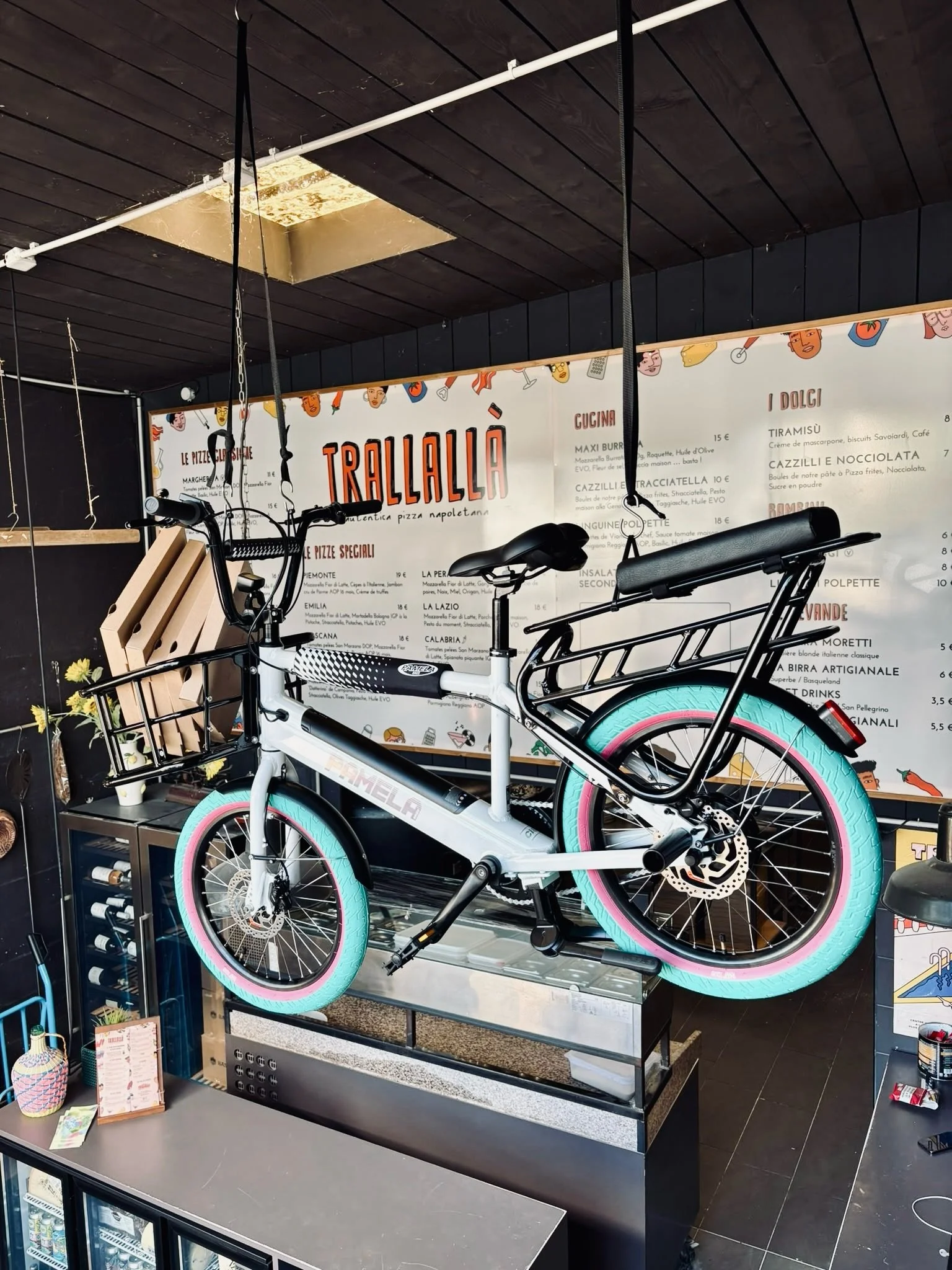🚲🍕 THE RIDE OF THE MONTH IS BACK.
Et cette fois, on p&eacute;dale avec @pamelabikes. Un v&eacute;lo &eacute;lectrique, du soleil, les copains, une pizza napolitaine&hellip;
On ne voit vraiment pas ce qu&rsquo;il pourrait nous manquer pour la Dolce 