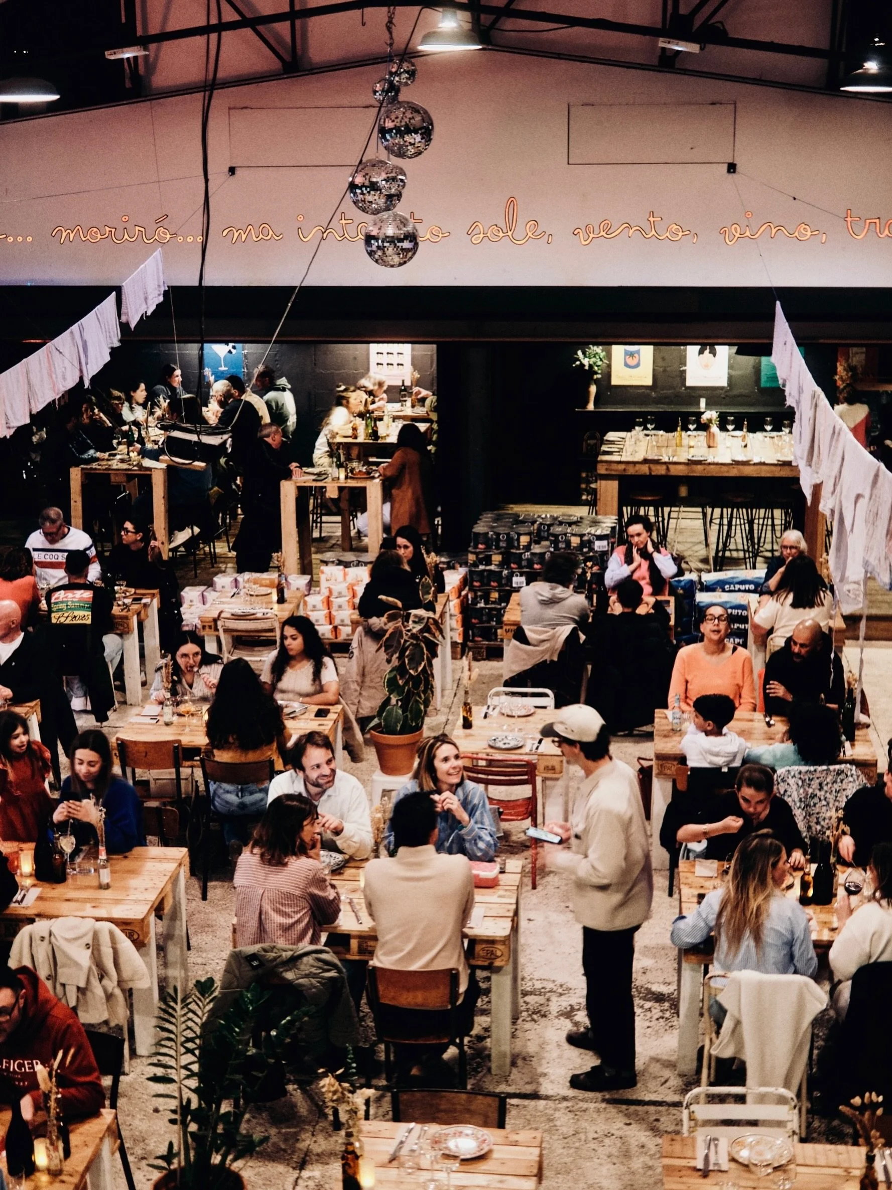Vous saviez qu&rsquo;on pouvait aussi privatiser Trallall&agrave; ? 👀

Le Hangar della Dolce Vita &agrave; Anglet se transforme au gr&eacute; de vos envies : grandes tabl&eacute;es, cocktail dinatoire, musique, DJ, piste de danse&hellip; 🍕🪩

Priva