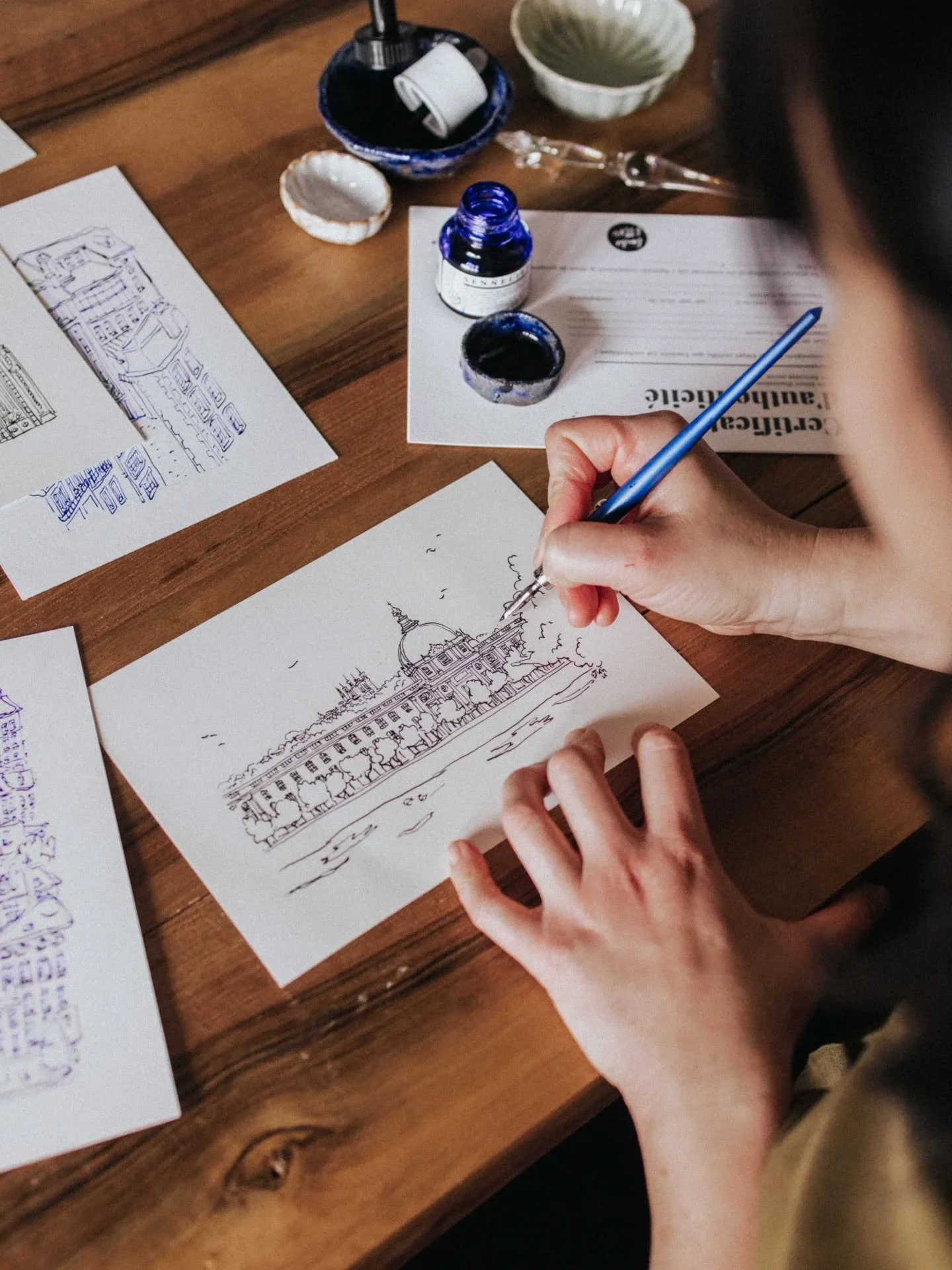 Le dessin &agrave; la plume et &agrave; l'encre de Chine ✒️

En ce moment, je fais &agrave; mon rythme des dessins originaux, enti&egrave;rement &agrave; la plume et au pinceau, histoire que vous ayez de quoi mettre quelque chose sous le sapin qui so