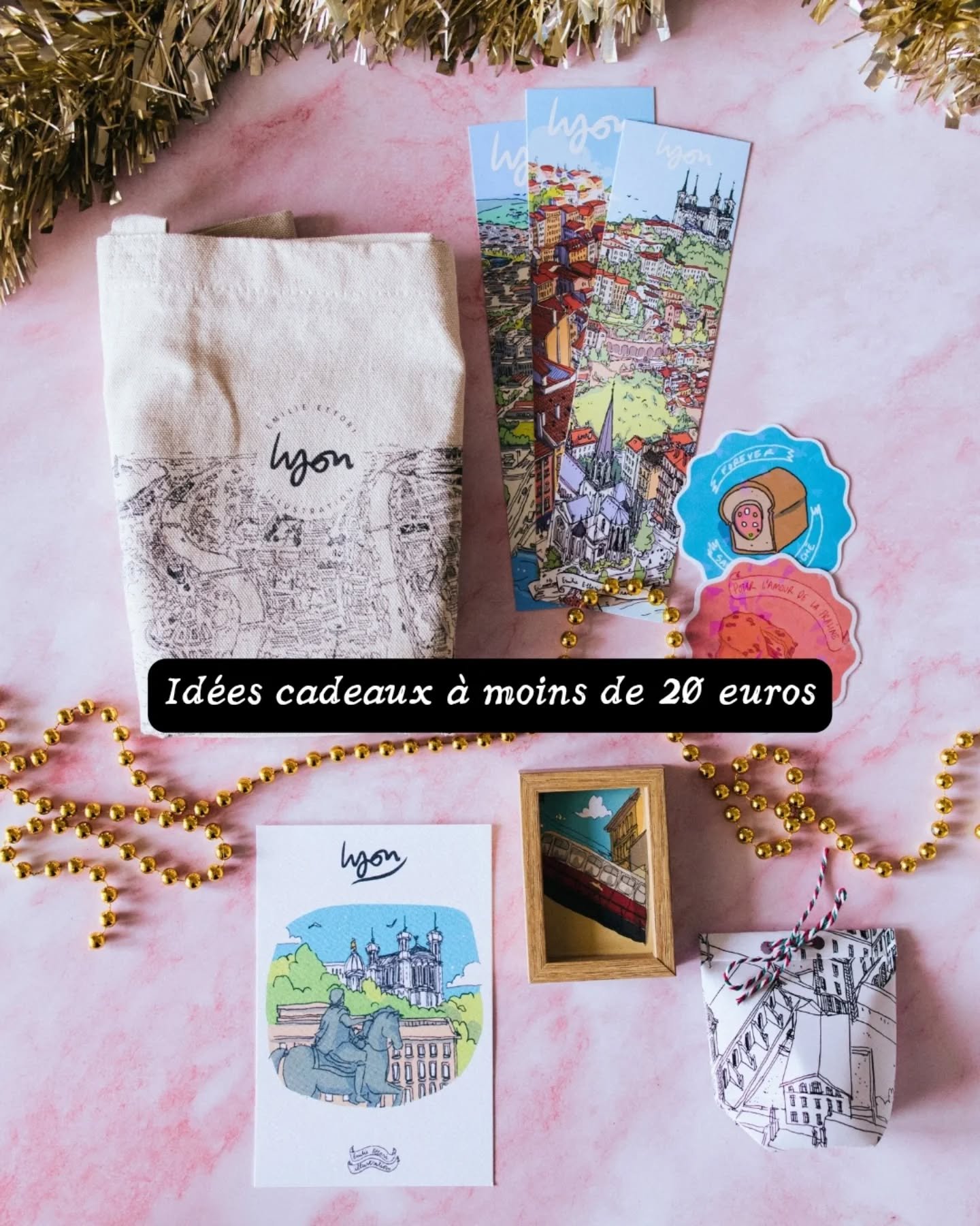 Id&eacute;es cadeaux &agrave; mini prix !

2: une carte postale dor&eacute;e , que l'on vous encadre si vous le souhaitez 
3: une linogravure, tamponn&eacute;e &agrave; la main 
4: un assortiment de marque pages 
5: une affichette, encadr&eacute;e ou