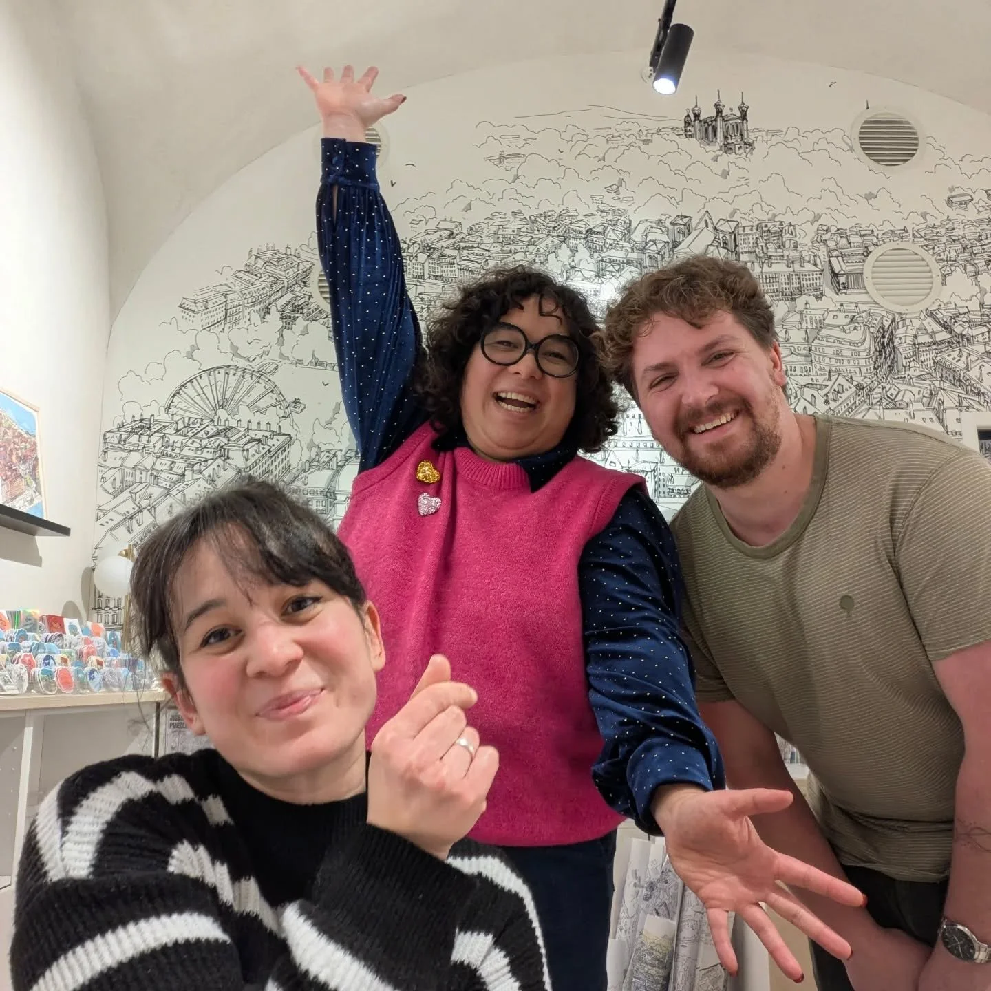 It's a wrap ! 
Merci &agrave; tous d'&ecirc;tre venus si nombreux pour offrir quelque chose de chez nous ! C'&eacute;tait notre 9&egrave;me No&euml;l et c'est toujours aussi magique de voir tous ces dessins partir sous vos sapins, par milliers ! 
Pou