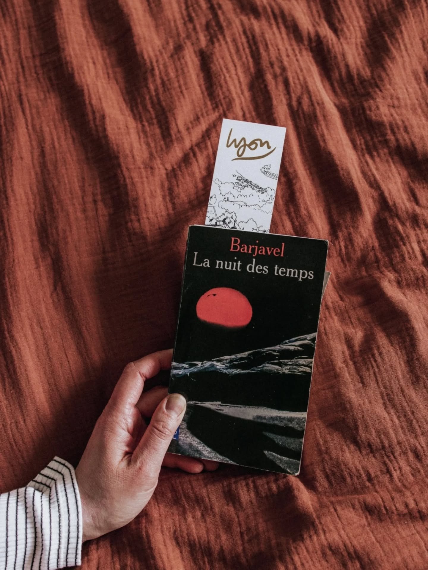 Feu mes dimanches sous la couette avec un bon livre et un joli marque-pages 😅
J'esp&egrave;re que vous les savourez pour moi !

Photos : @laurence.revol