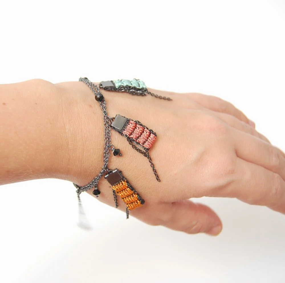 pix_b_l_multi_hand_sq_1000.jpg