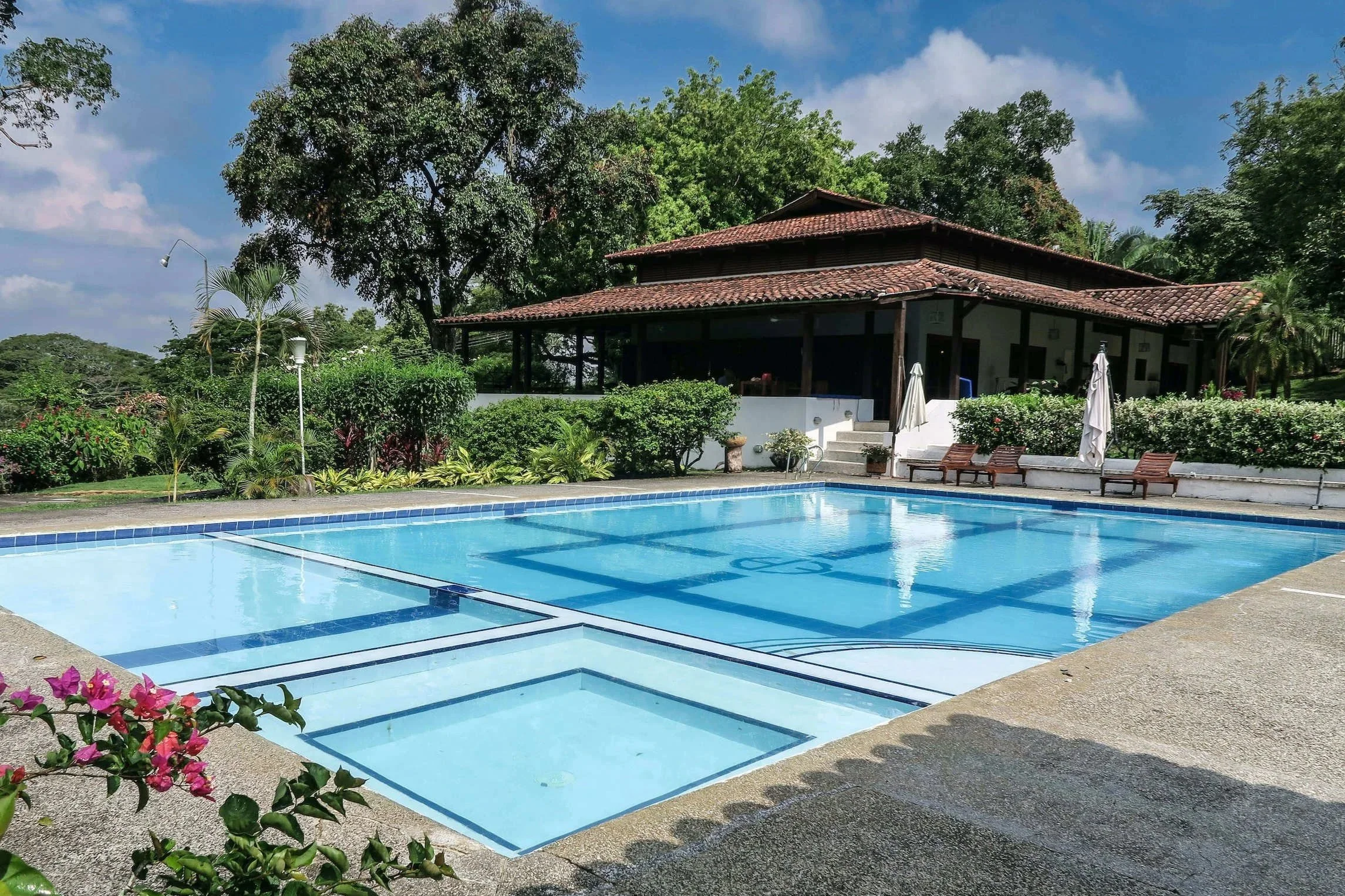 swimming-pool-with-turrquoise-waters.jpg