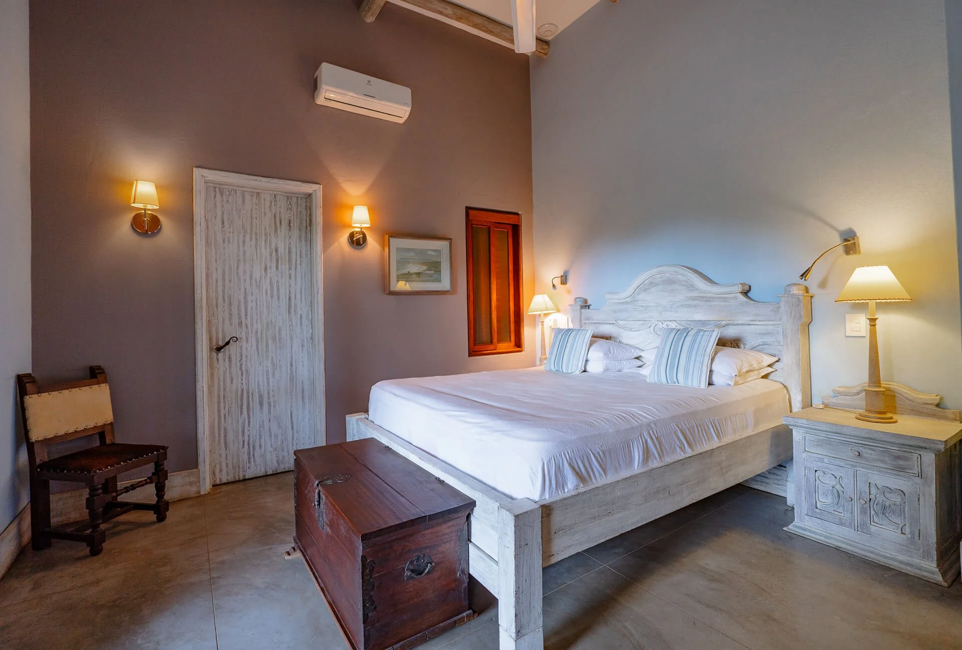 king-size-bedroom-in-contemporary-home.jpg