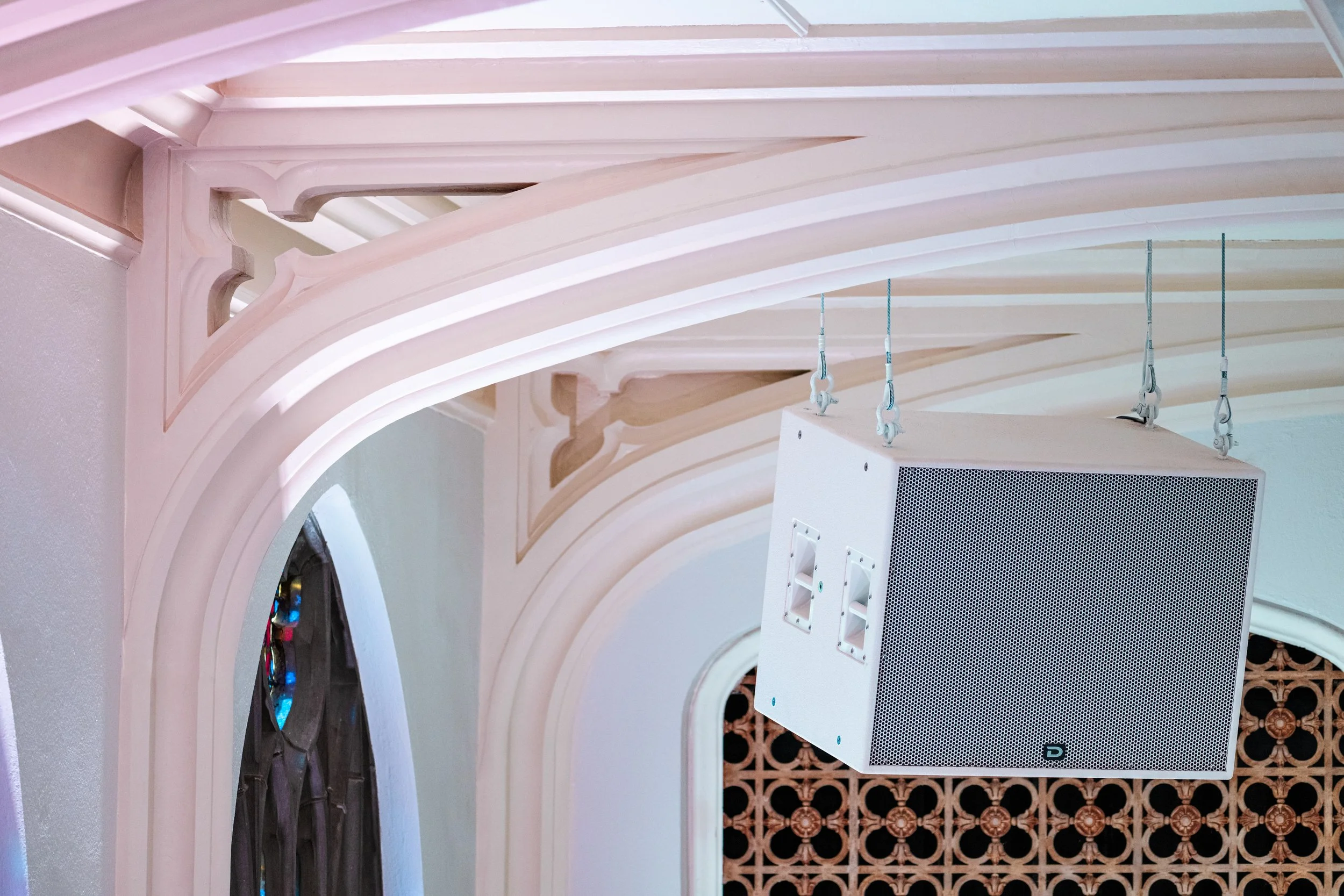 Speaker_Hang_01.jpg