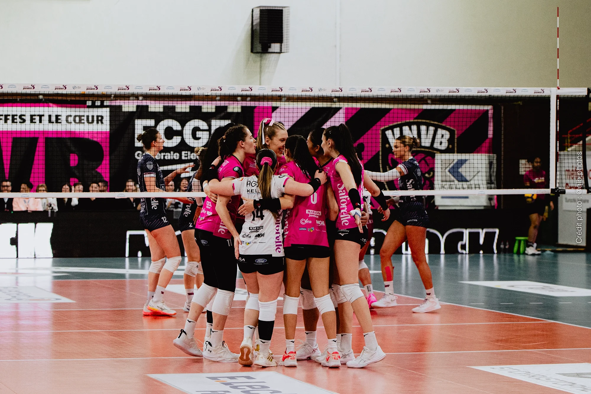 Équipe féminine du VNVB réunie sur le terrain lors d’un match au Palais des Sports de Nancy