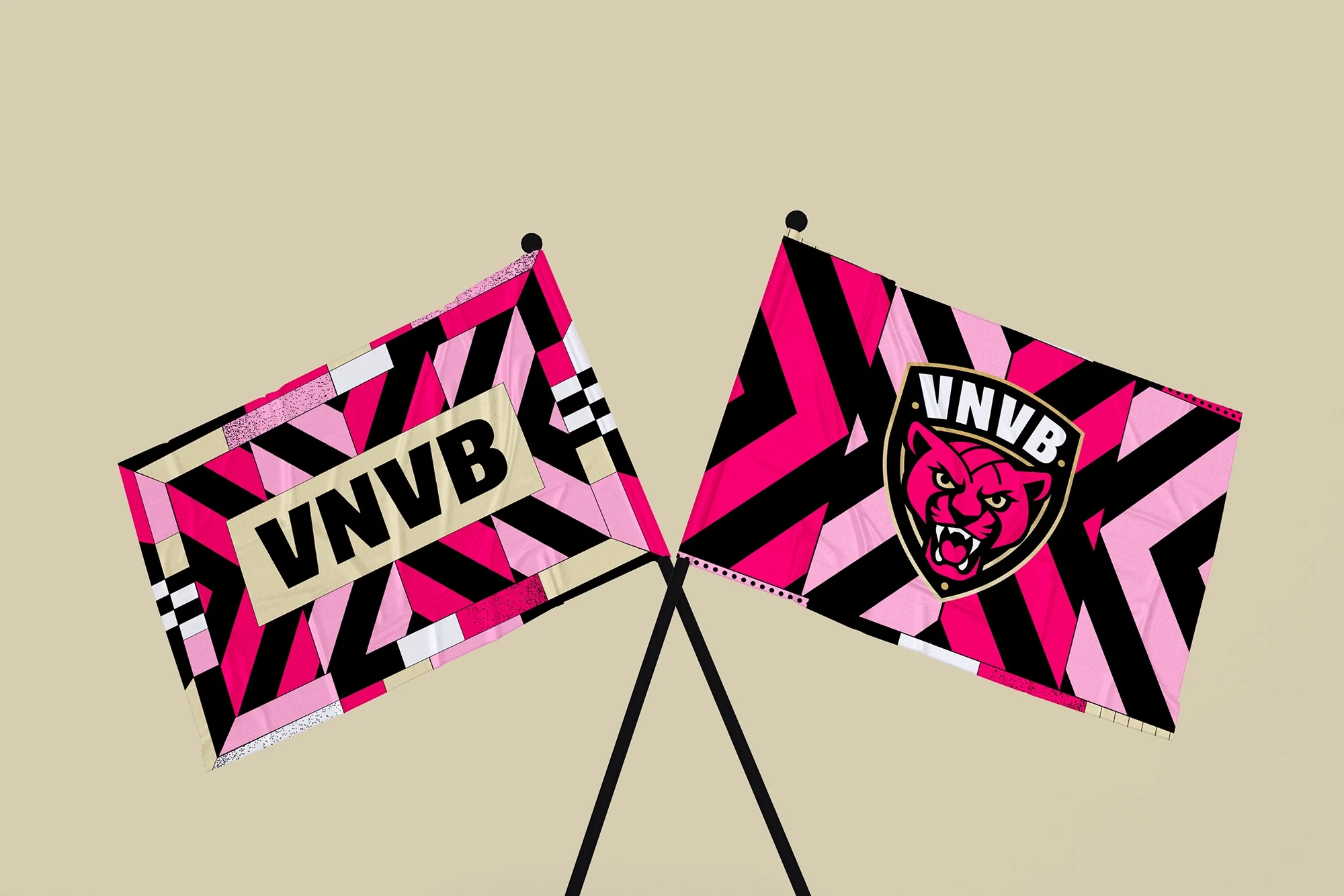 Drapeaux de supporters VNVB avec panthère rose issus de l’identité visuelle du club de volley féminin