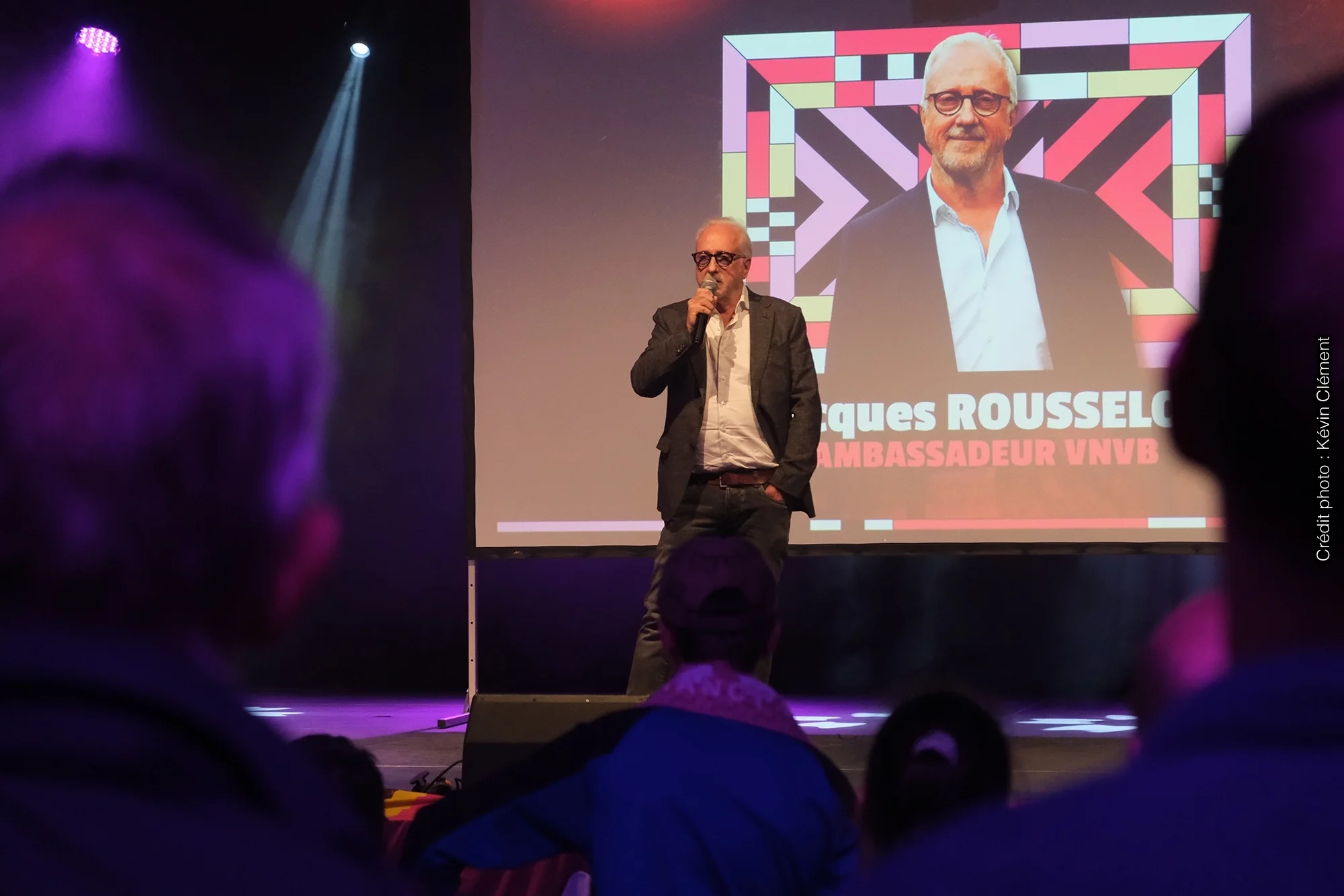 Présentation officielle de l’ambassadeur du club VNVB sur scène lors d’un événement à Nancy, avec projection de l’identité visuelle conçue par Studio 422