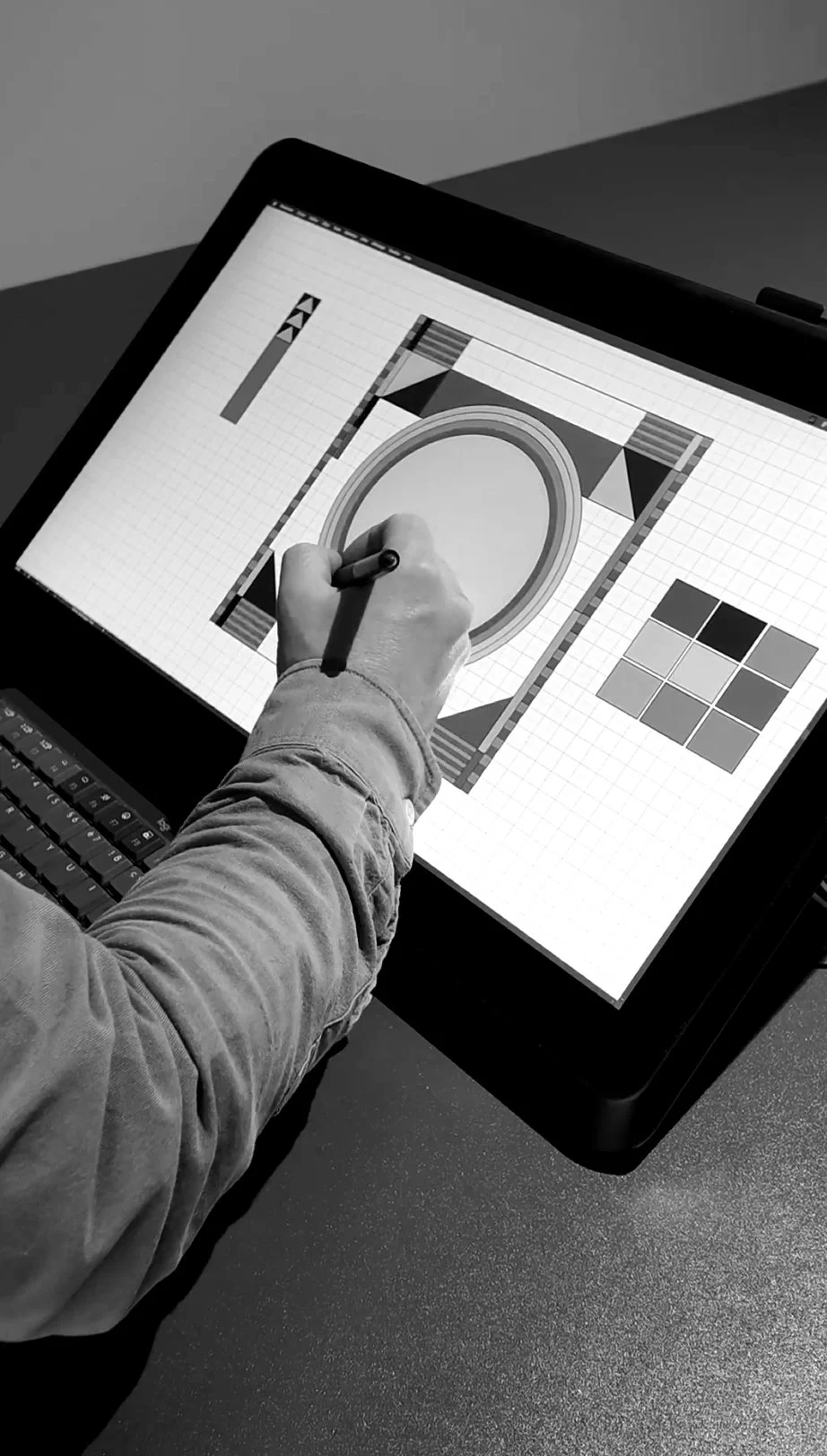 Direction artistique et création d’identité visuelle sur tablette graphique – Studio 422, brand design et design de marque