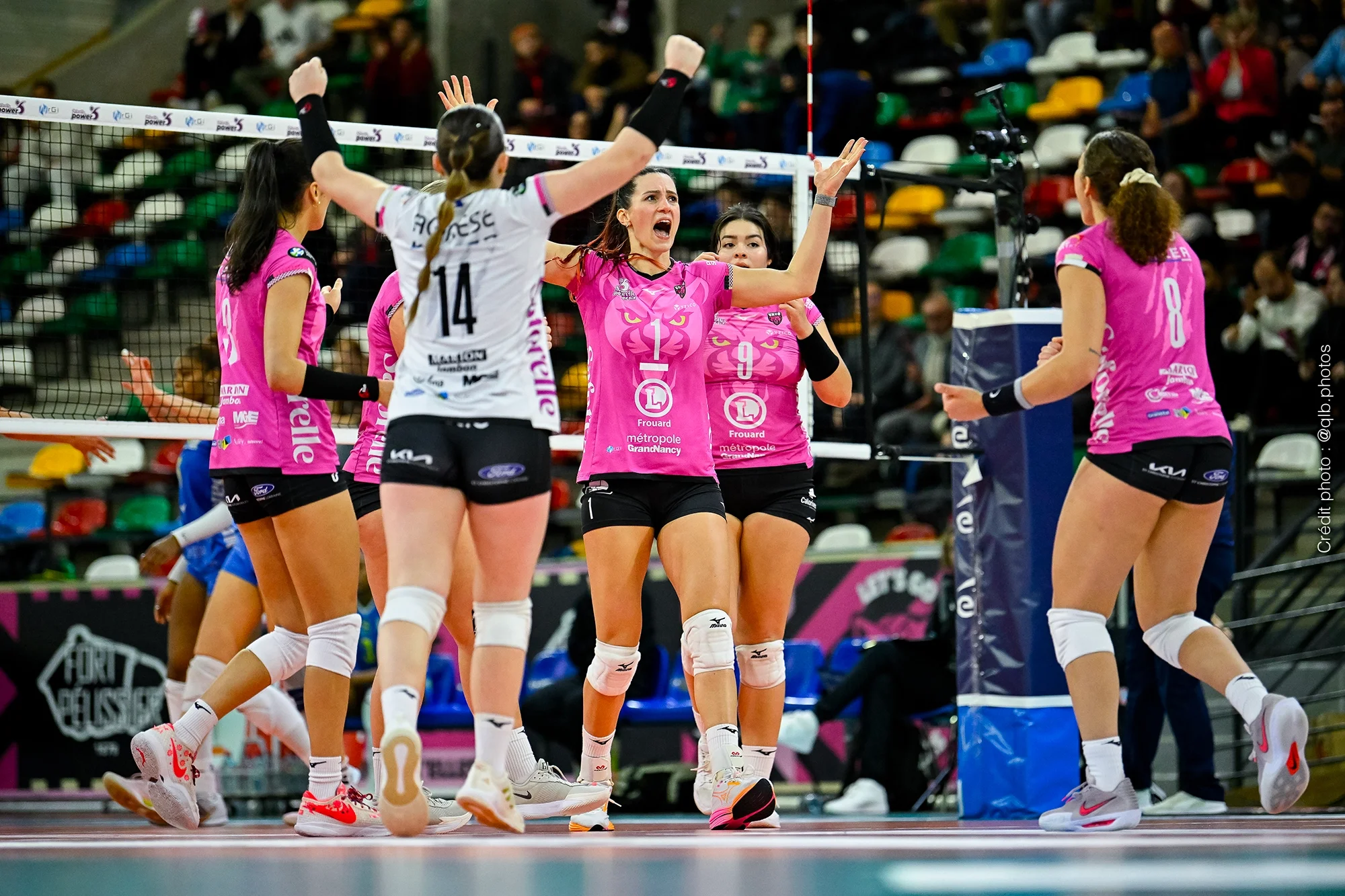 Joueuses du club de volley féminin VNVB célébrant un point lors d’un match au Palais des Sports de Nancy