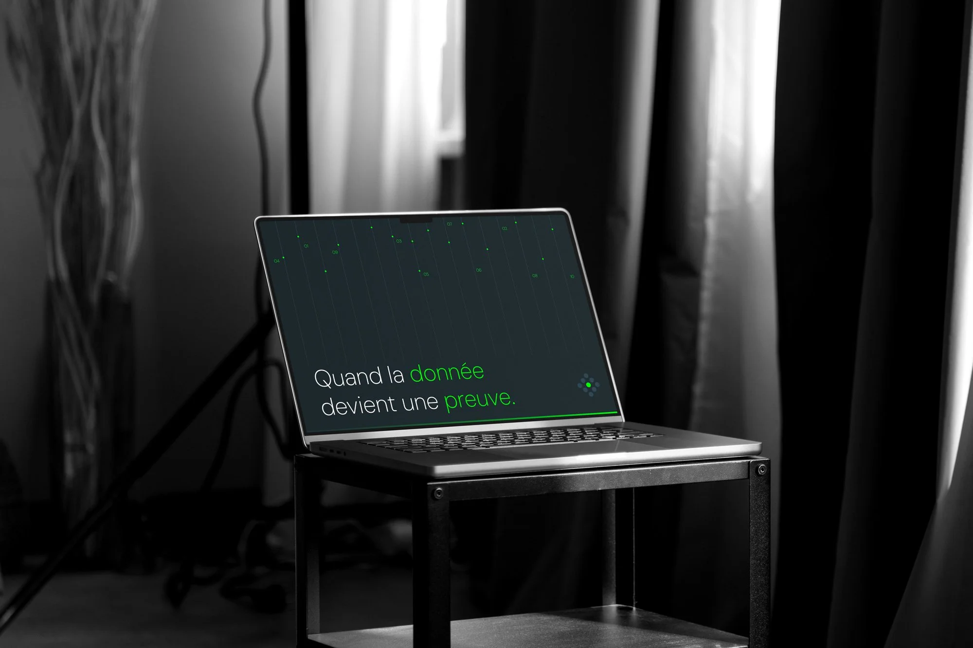 Mockup d’ordinateur portable affichant l’accroche LexaTec sur la donnée et la preuve.