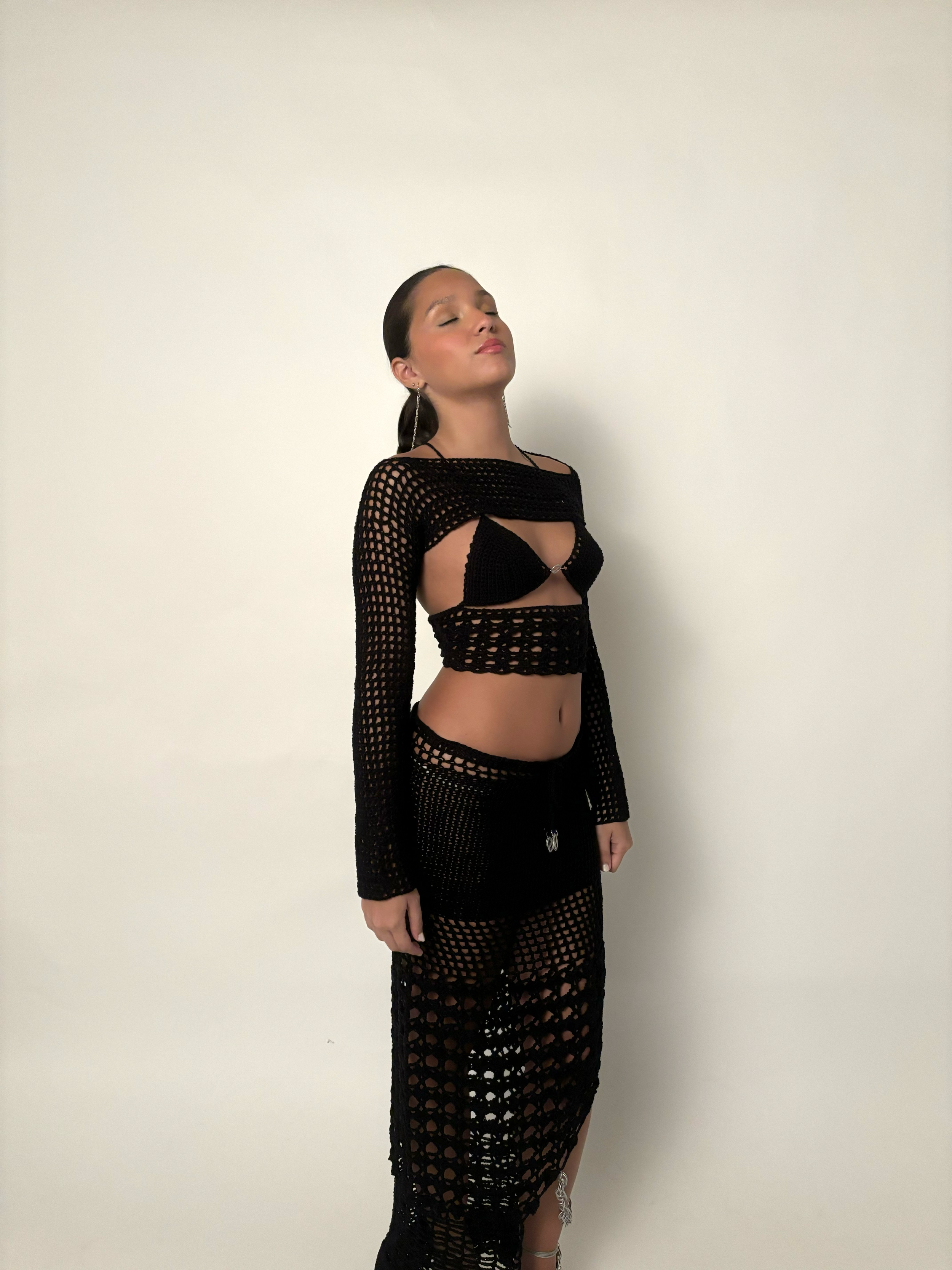 Ágape Black Set: 100% cotton yarn using 6 different crochet stitches and up cycled soda can tabs.