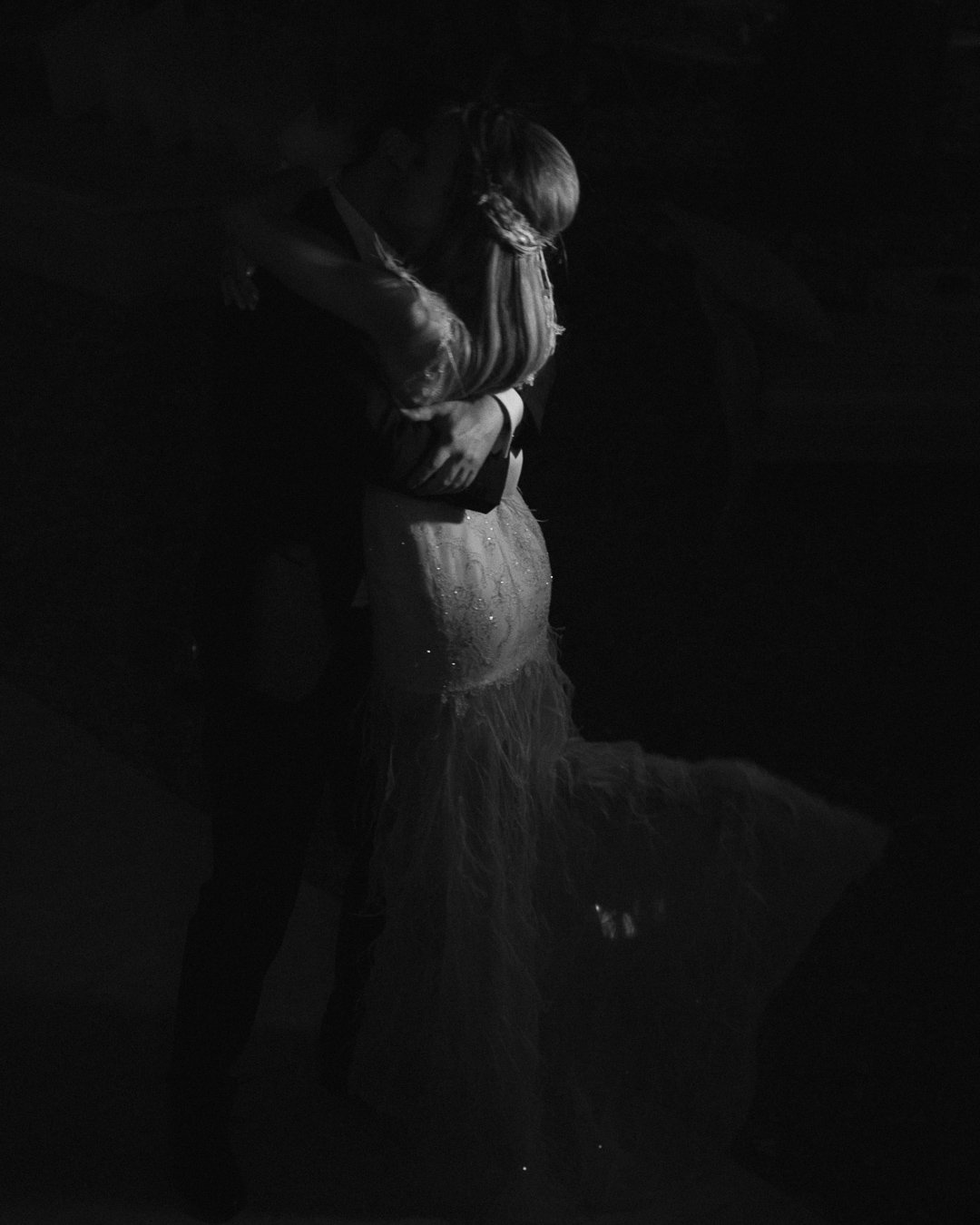In the shadows of the night, love becomes light.
A first dance &mdash; intimate, timeless, eternal.

&Mu;έ&sigma;&alpha; &sigma;&tau;&iota;&sigmaf; &sigma;&kappa;&iota;έ&sigmaf; &tau;&eta;&sigmaf; &nu;ύ&chi;&tau;&alpha;&sigmaf;, &eta; &alpha;&gamma;ά