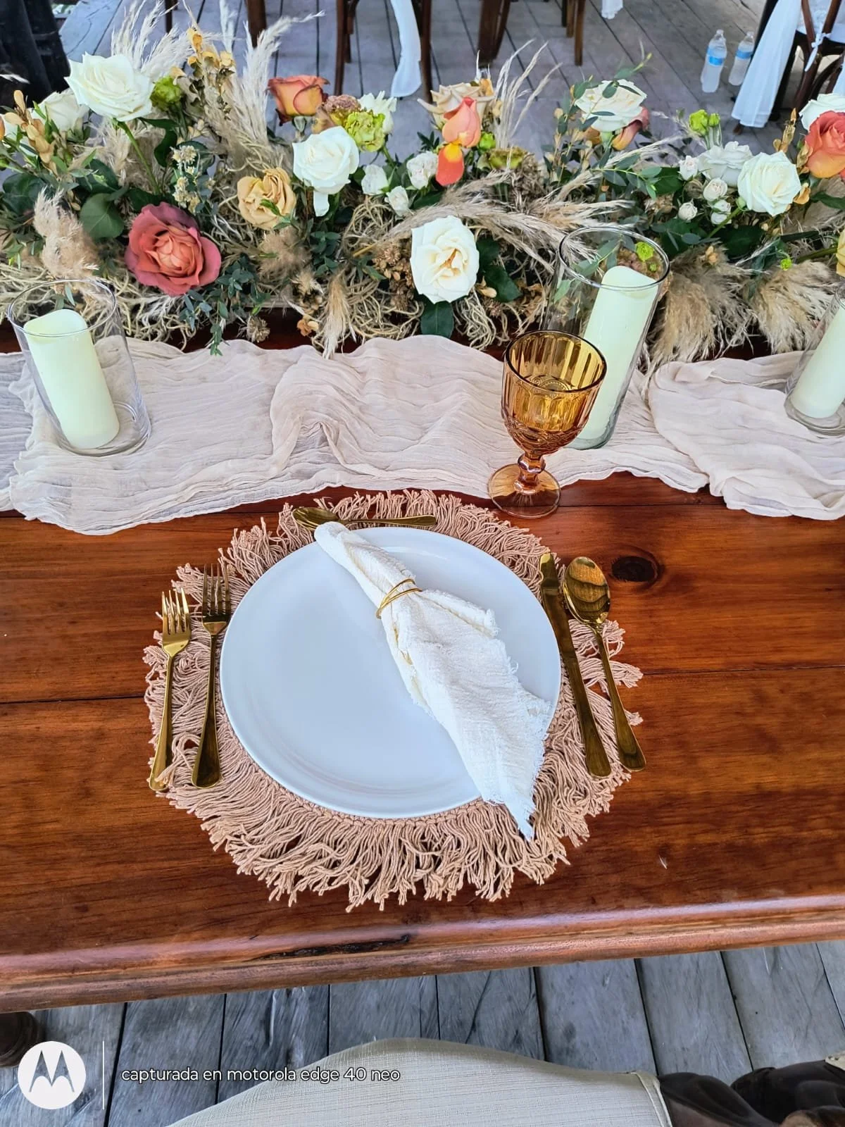 Charger macrame, amber goblet, Gold cutlery, Led candle, ivory gauze napkin