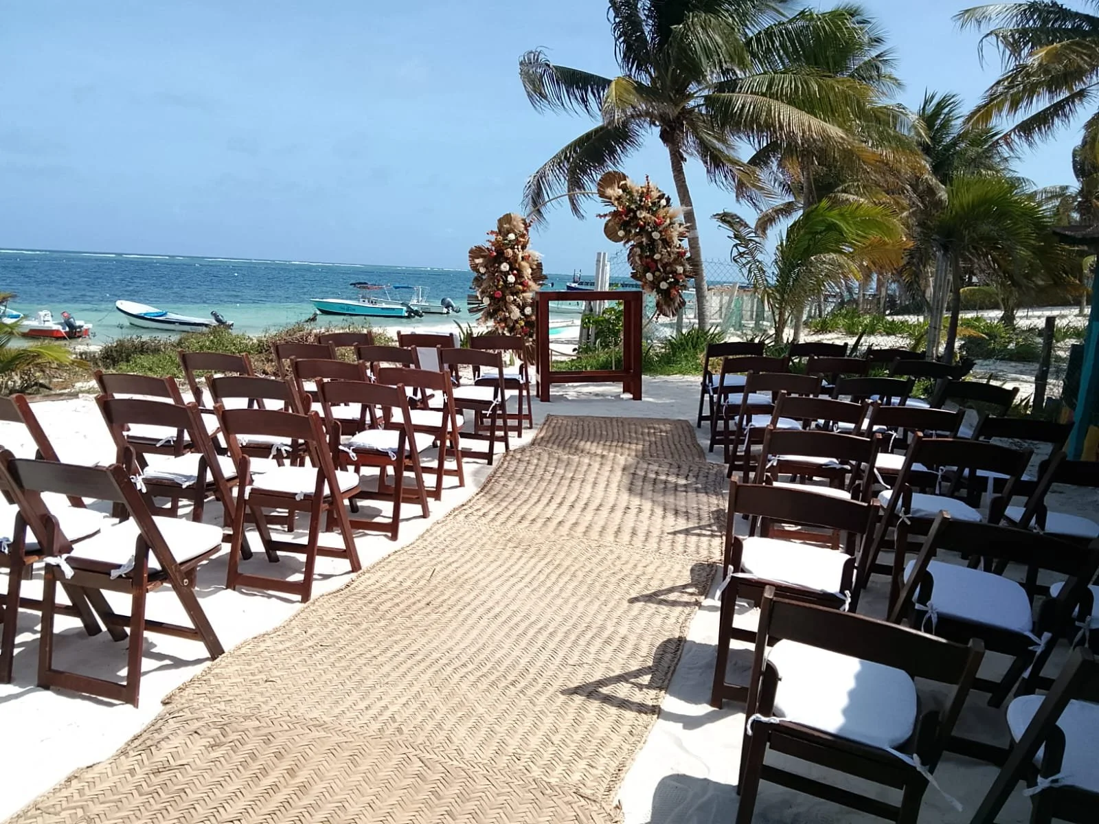 yute mats, avantgarde chairs, Boho style ceremony