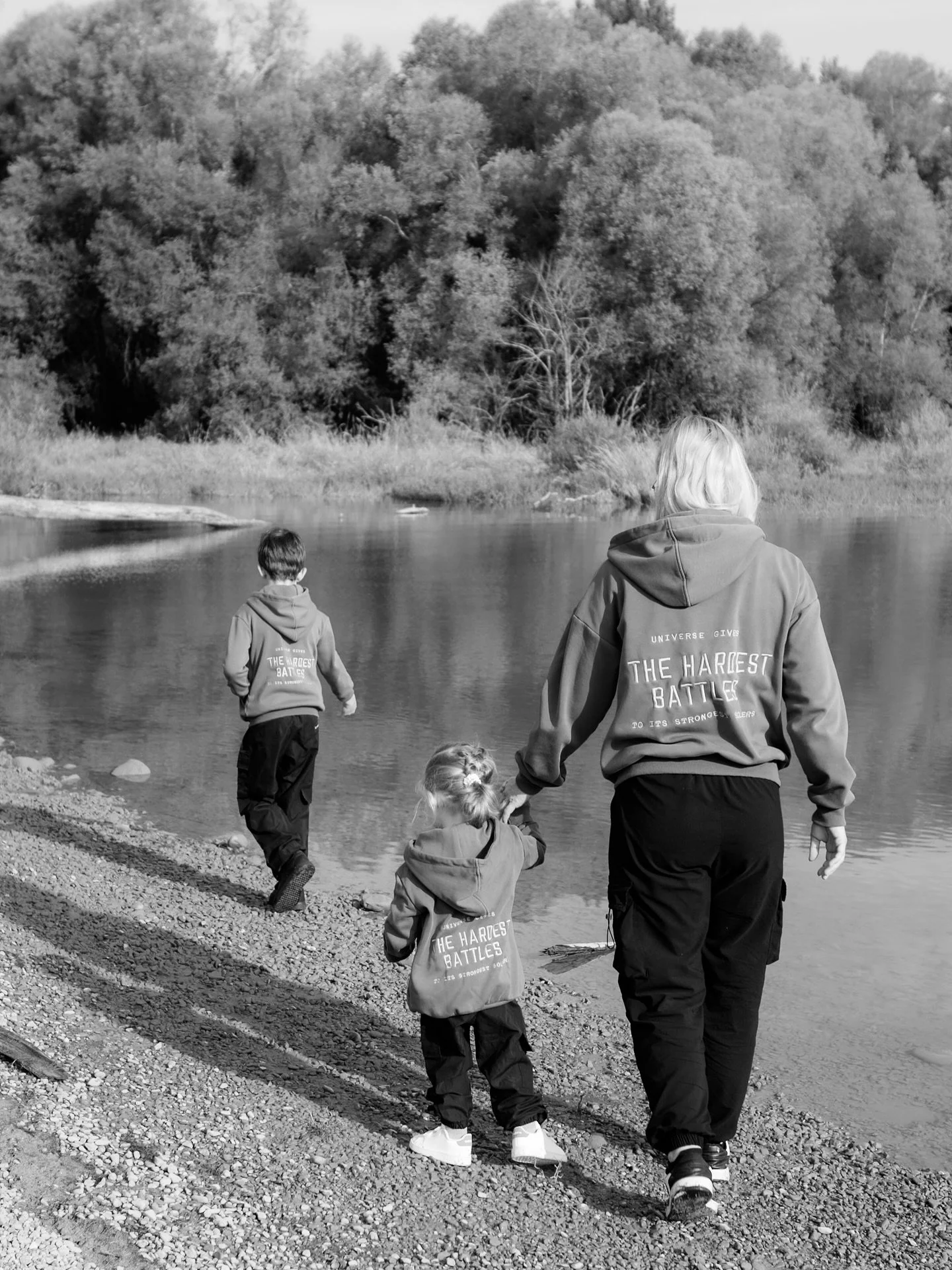 Une histoire qui se construit ann&eacute;e apr&egrave;s ann&eacute;e 🤍

Chaque ann&eacute;e, on se retrouve, tous les quatre.

Un petit moment suspendu, juste pour eux. Pour figer leurs sourires, leur complicit&eacute;, leur amour&hellip; et surtout