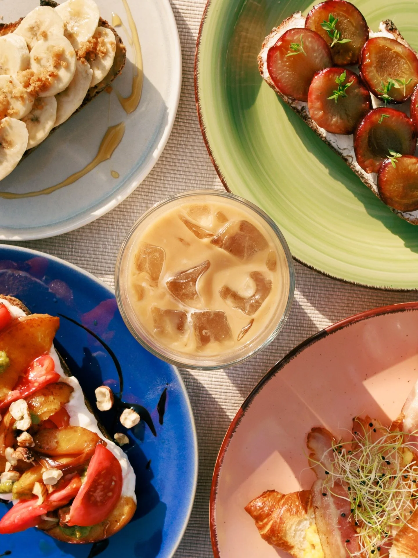 Une belle photo attire l&rsquo;&oelig;il, mais une image construite cr&eacute;e votre identit&eacute; 

M&ecirc;me quand la salle est pleine, votre image continue de travailler.

La carte &eacute;volue, les plats changent au rythme des saisons et vot