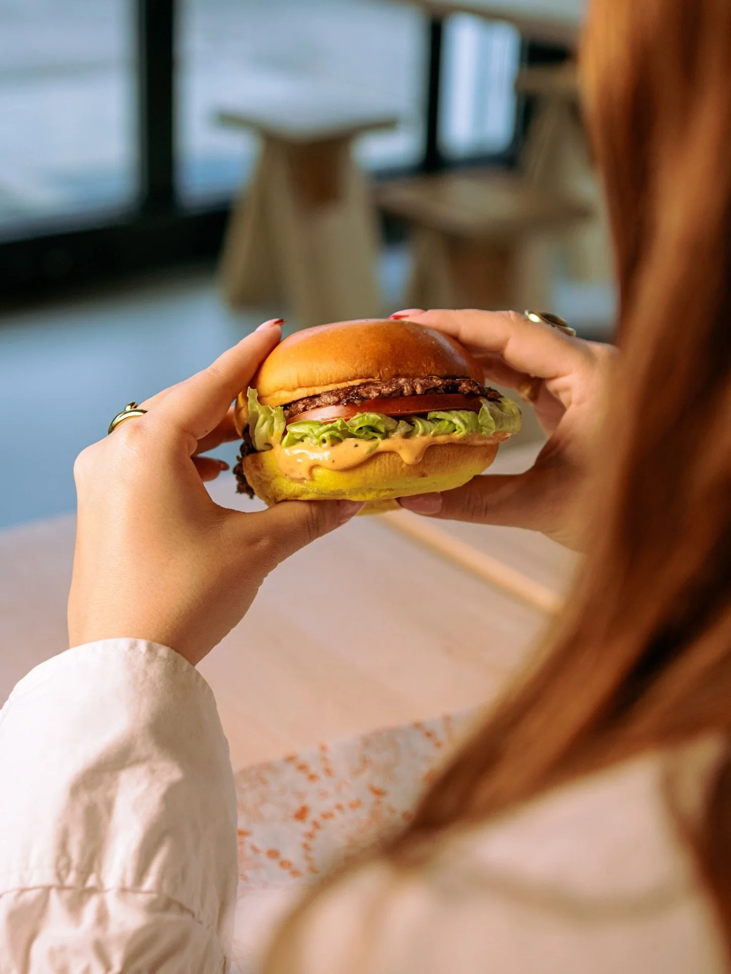 Certaines photos donnent faim. 
D&rsquo;autres racontent une histoire.

Ici, l&rsquo;id&eacute;e n&rsquo;&eacute;tait pas seulement de photographier un burger, mais de cr&eacute;er une image qui capte l&rsquo;attention, qui donne envie de s&rsquo;arr