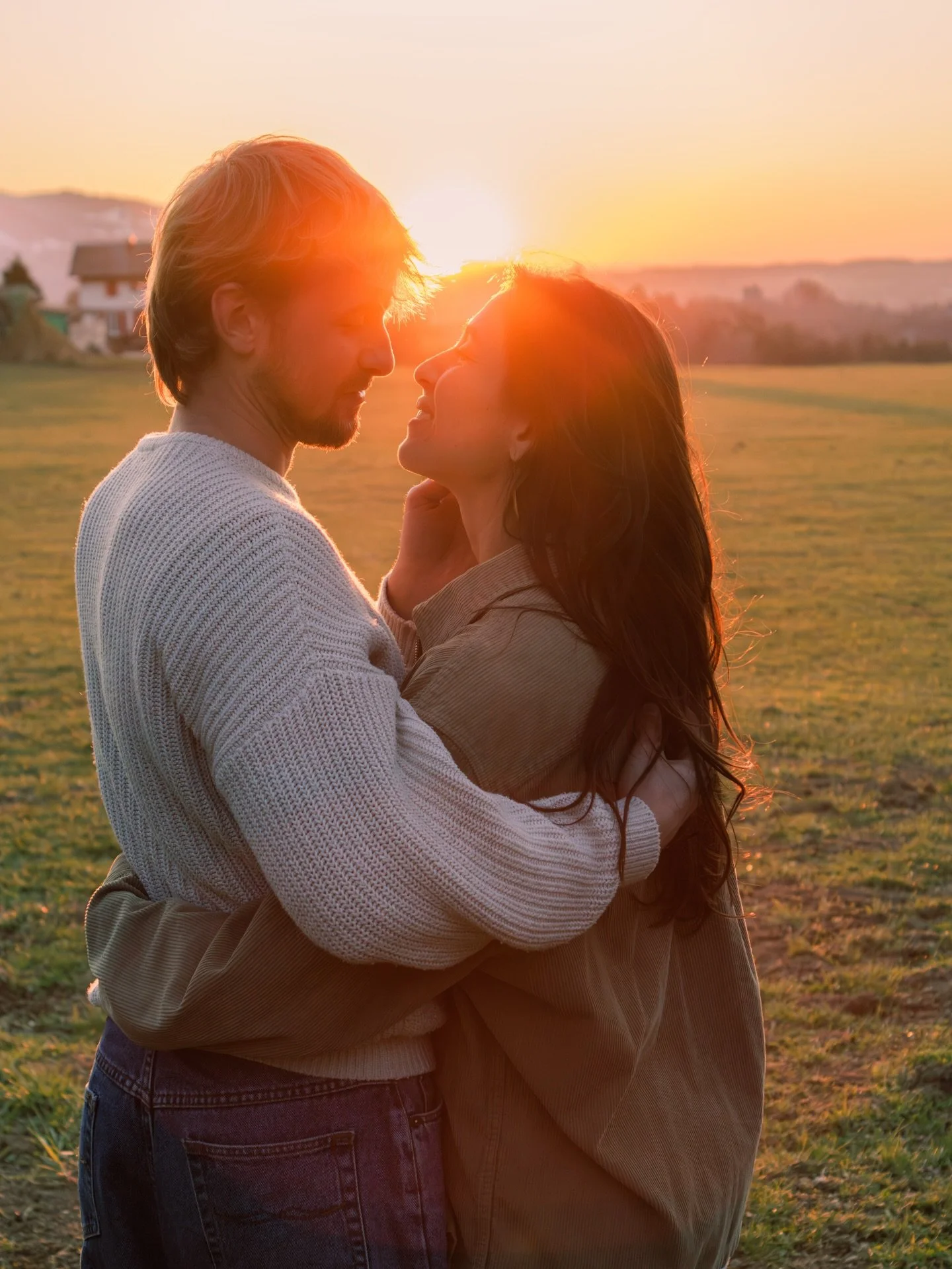 Des histoires comme la leur, il n&rsquo;y en a pas beaucoup.

Il y a des couples qui n&rsquo;ont pas besoin de mots. Un regard suffit 🤍
Dans leur fa&ccedil;on de se tenir, de se chercher et de se choisir encore et encore.

En un regard, on comprend,