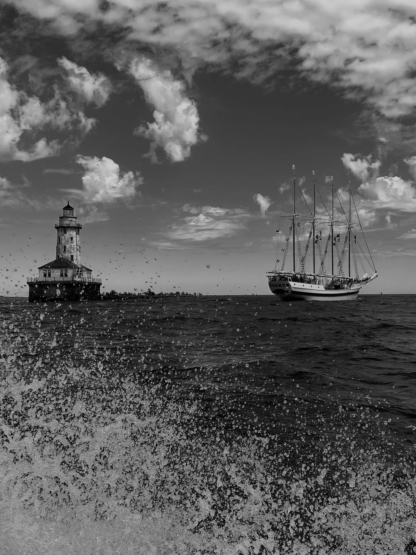 I wish I didn&rsquo;t get sea sick because there&rsquo;s nothing quite like sailing.

#sail #sailaway #sailboats #boat #lakemichigan #blackandwhitephotography #blackandwhite #monochrome #monochromephotography