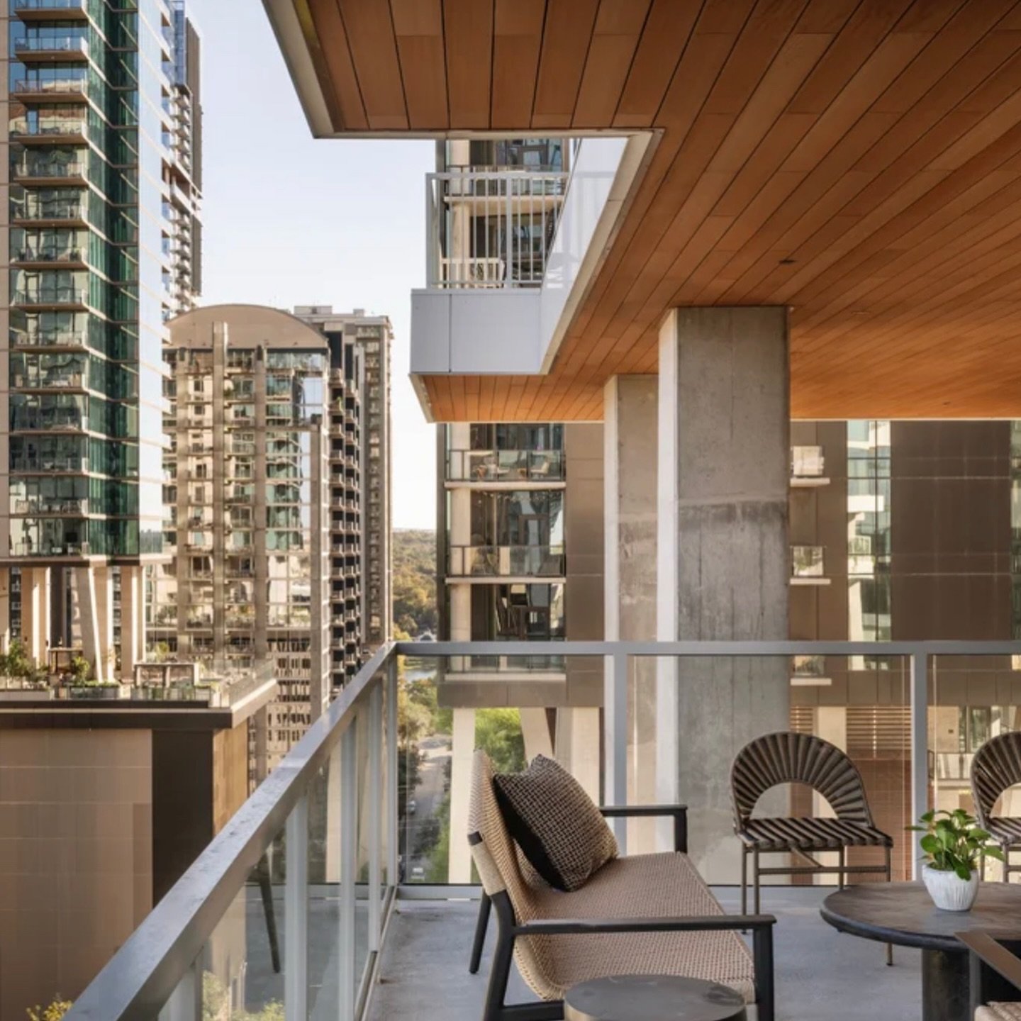 Austin just got a very chic new place to stay, and it&rsquo;s right in the heart of Rainey. ✨ Roost Rainey at @paseoatx is the brand&rsquo;s first Texas opening, bringing elevated apartment-style living to the Paseo tower. Think thoughtfully designed