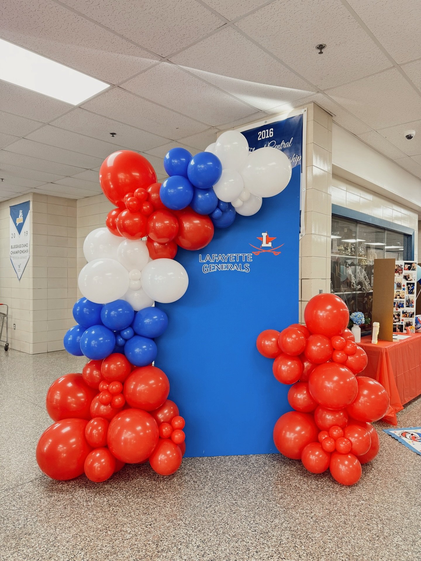 Lafayette Generals ⚔️🎈

Creating balloon setups for all your special moments &mdash; it&rsquo;s what we love most! 

#balloondecor #majesticballoons #balloons #sharethelex #lexington #lexingtonky #lafayette #balloonsetup #backdrop #school